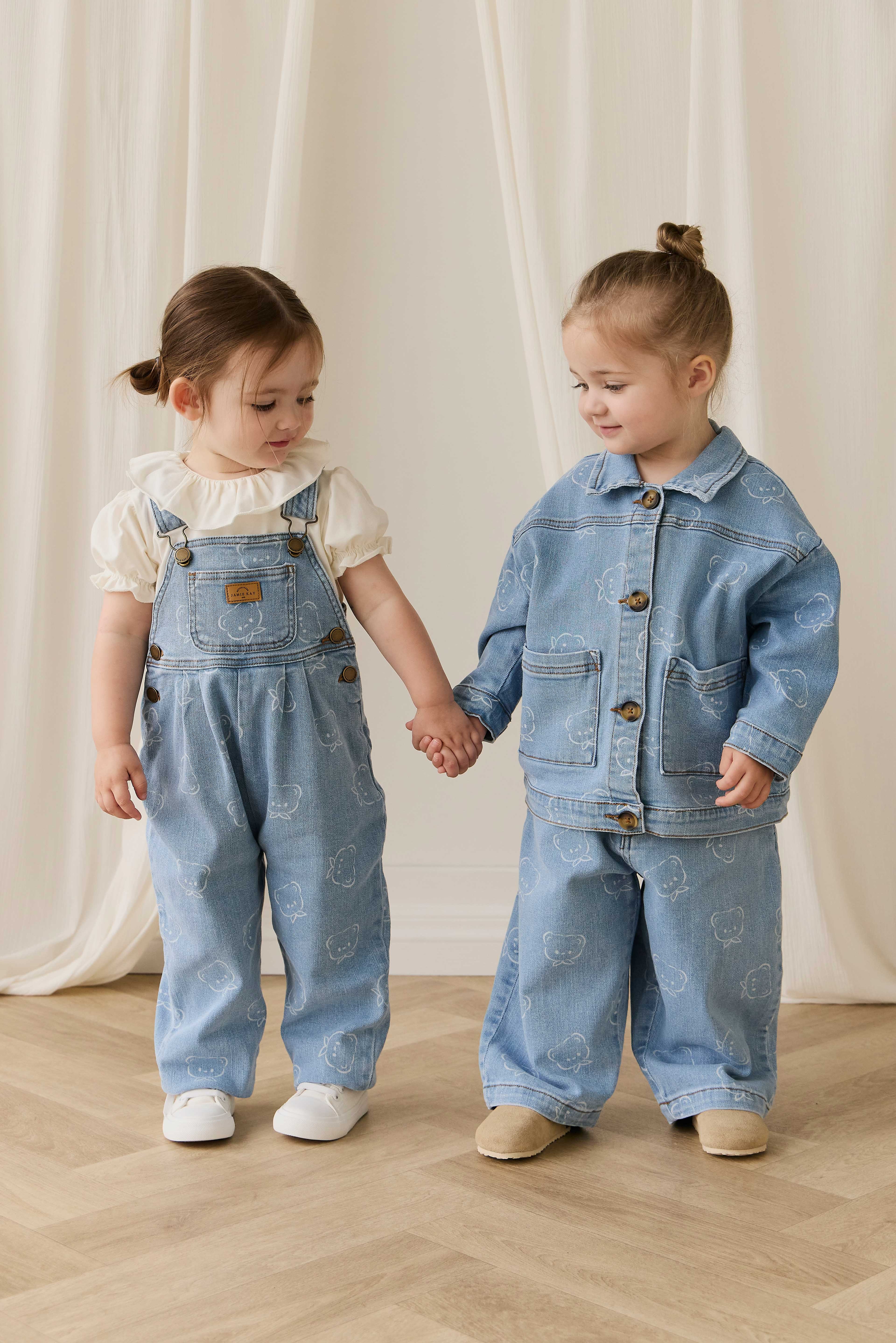 Salopette en jean bleu clair décontractée en coton imprimé Bowie avec bretelles réglables et poche bavette pour enfants de 6 mois à 6 ans