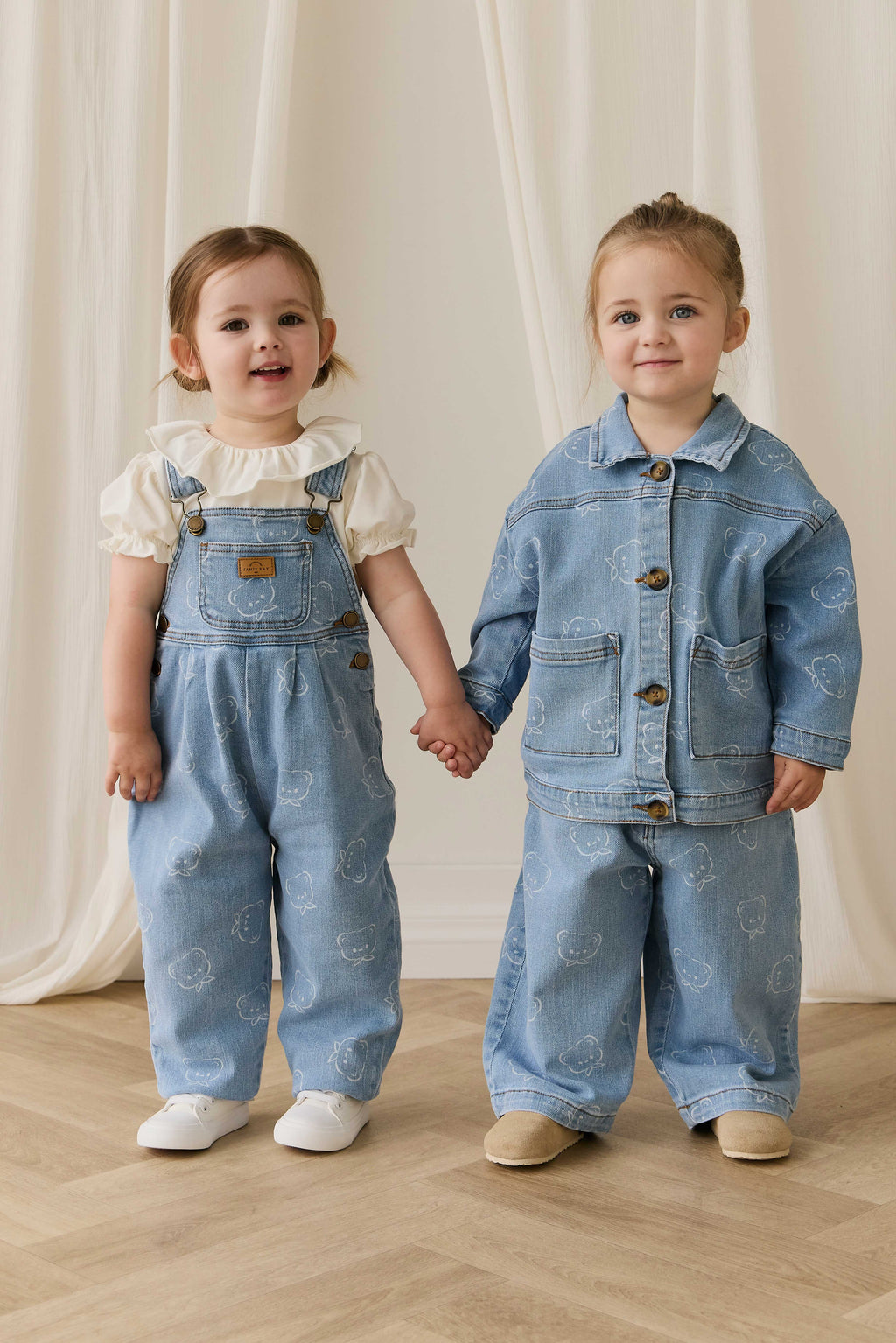 Salopette en jean bleu clair décontractée en coton imprimé Bowie avec bretelles réglables et poche bavette pour enfants de 6 mois à 6 ans