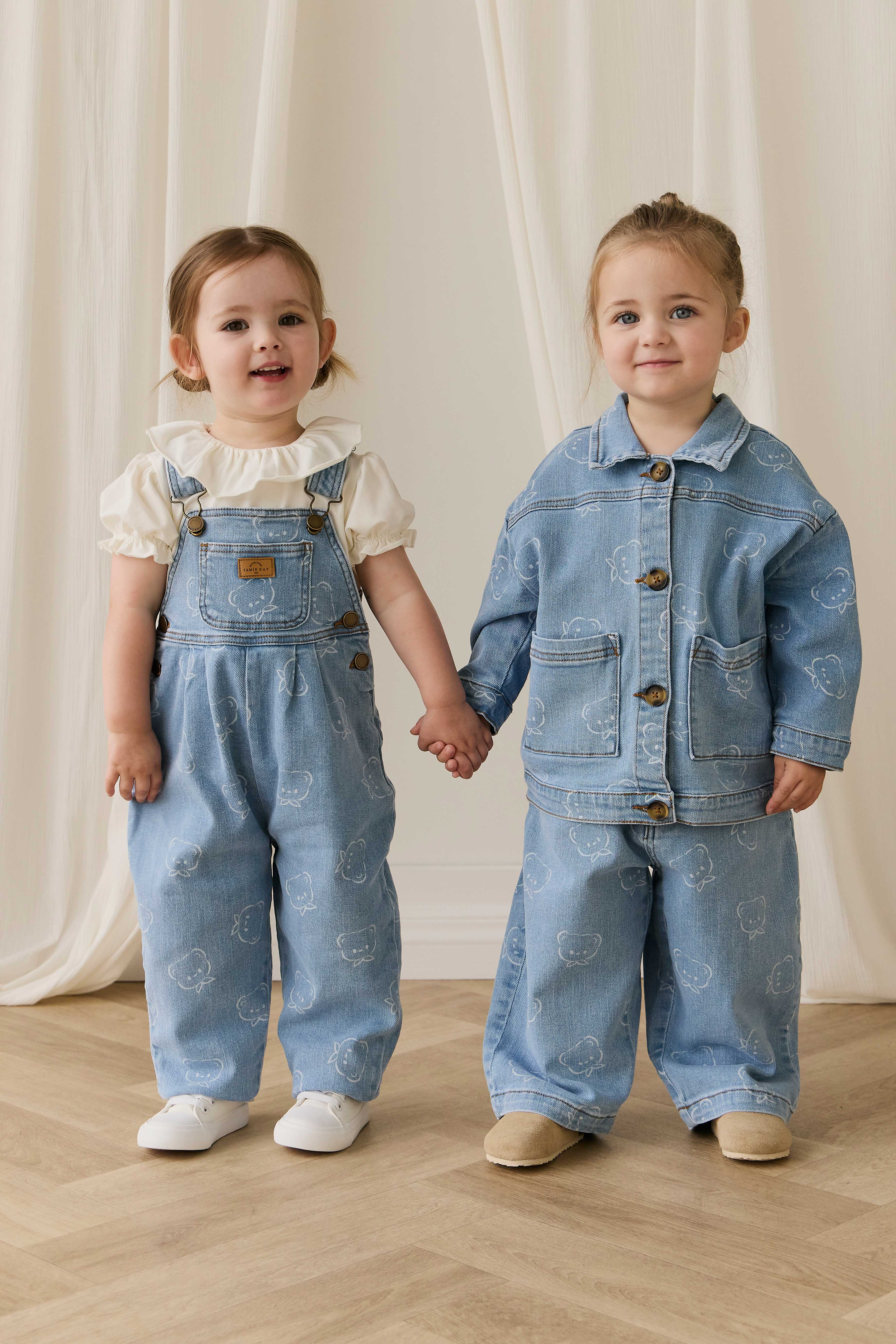 Salopette en jean bleu clair décontractée en coton imprimé Bowie avec bretelles réglables et poche bavette pour enfants de 6 mois à 6 ans