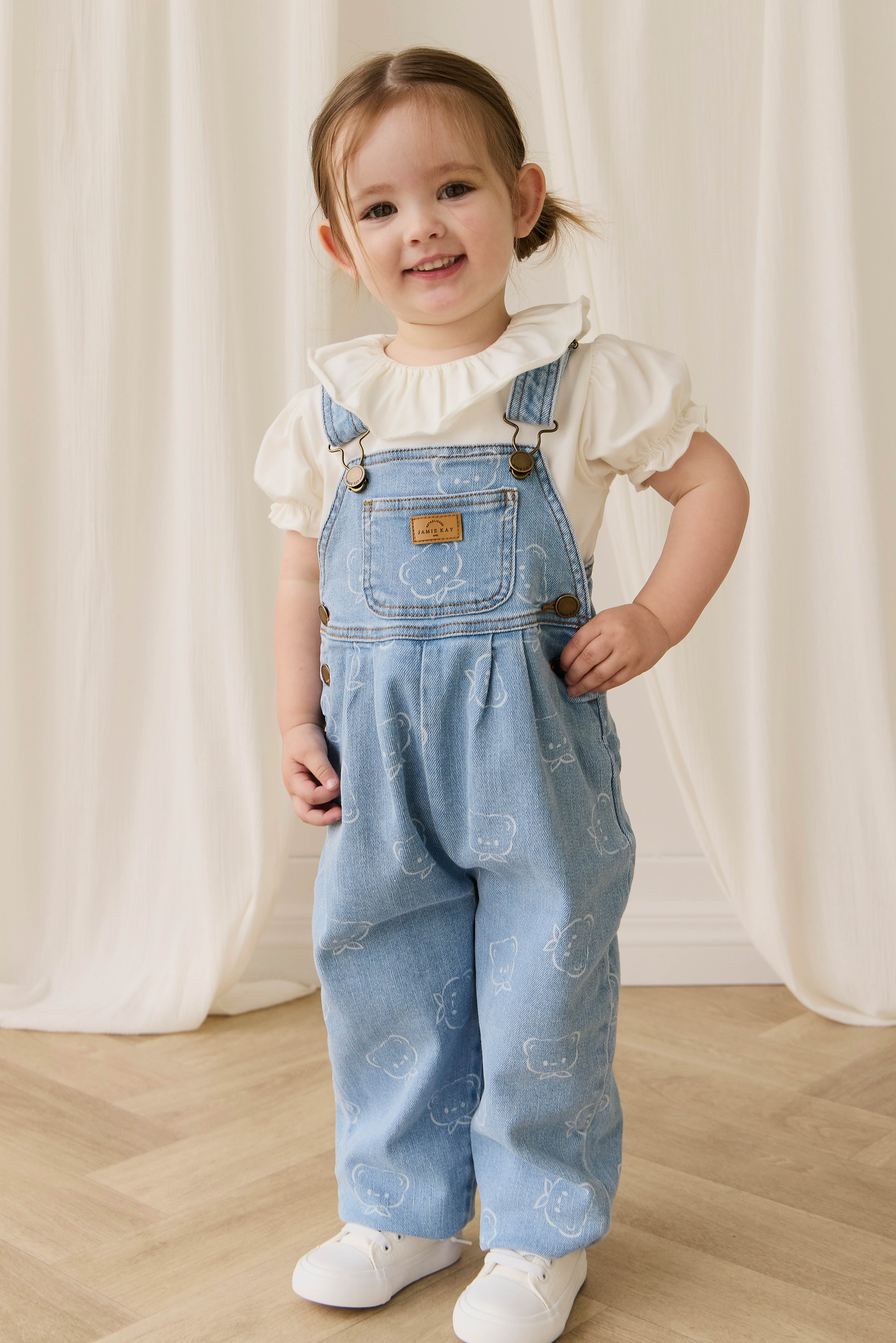 Salopette en jean bleu clair décontractée en coton imprimé Bowie avec bretelles réglables et poche bavette pour enfants de 6 mois à 6 ans