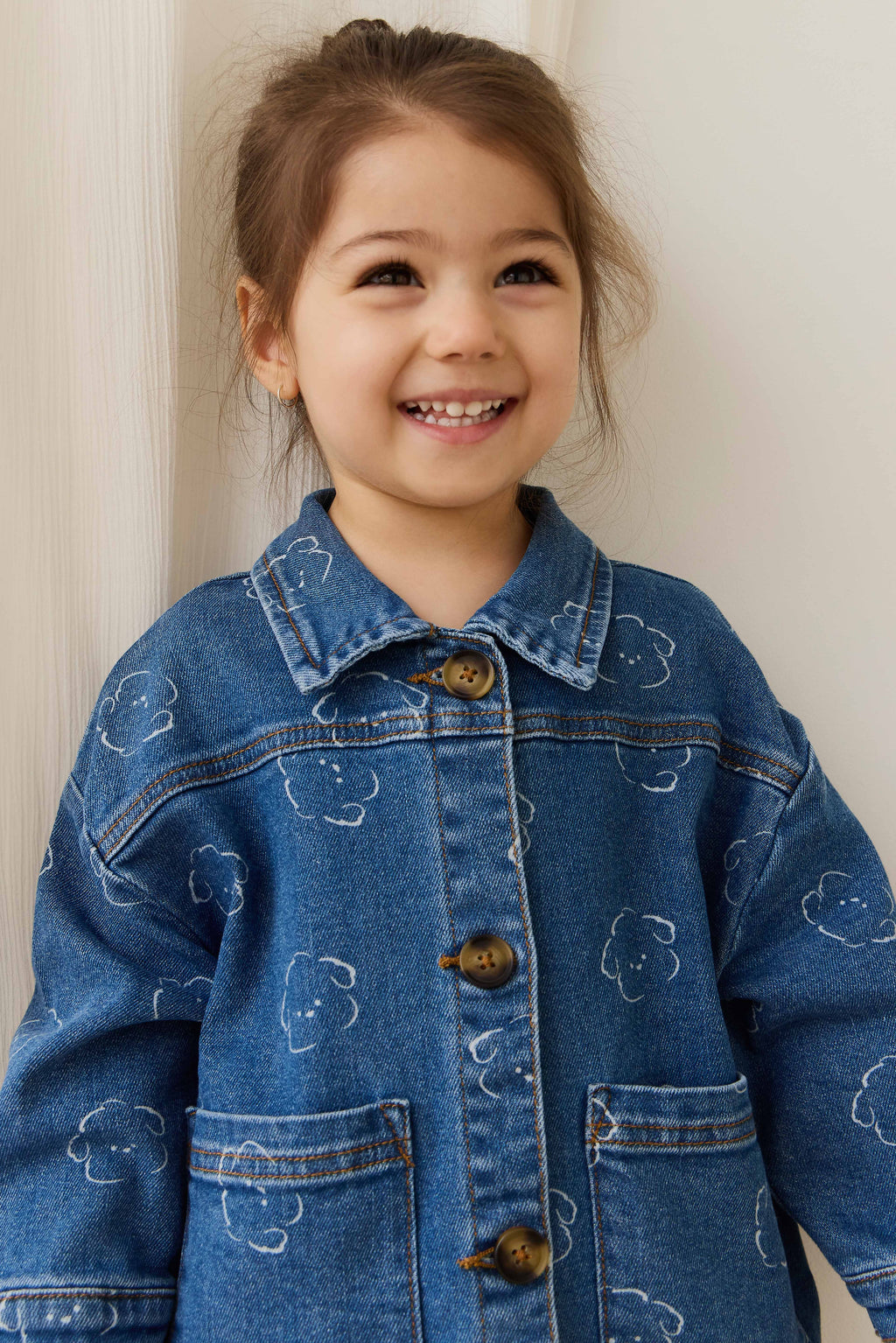 Veste décontractée en jean bleu moyen avec imprimé ours, boutonnée sur le devant et dotée de poches plaquées pour enfants de 6 mois à 8 ans