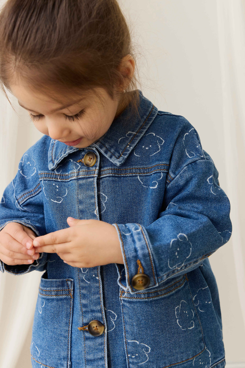 Veste décontractée en jean bleu moyen avec imprimé ours, boutonnée sur le devant et dotée de poches plaquées pour enfants de 6 mois à 8 ans