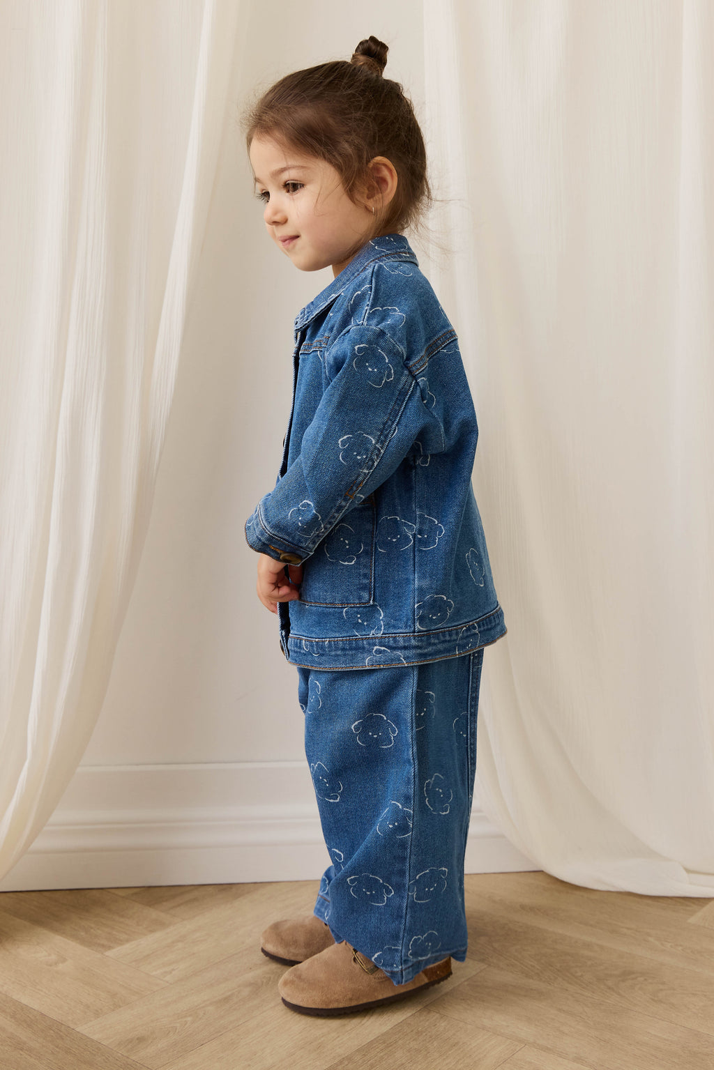 Veste décontractée en jean bleu moyen avec imprimé ours, boutonnée sur le devant et dotée de poches plaquées pour enfants de 6 mois à 8 ans