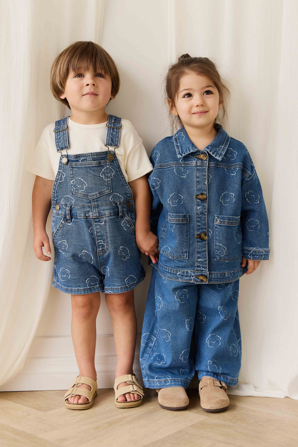 Veste décontractée en jean bleu moyen avec imprimé ours, boutonnée sur le devant et dotée de poches plaquées pour enfants de 6 mois à 8 ans