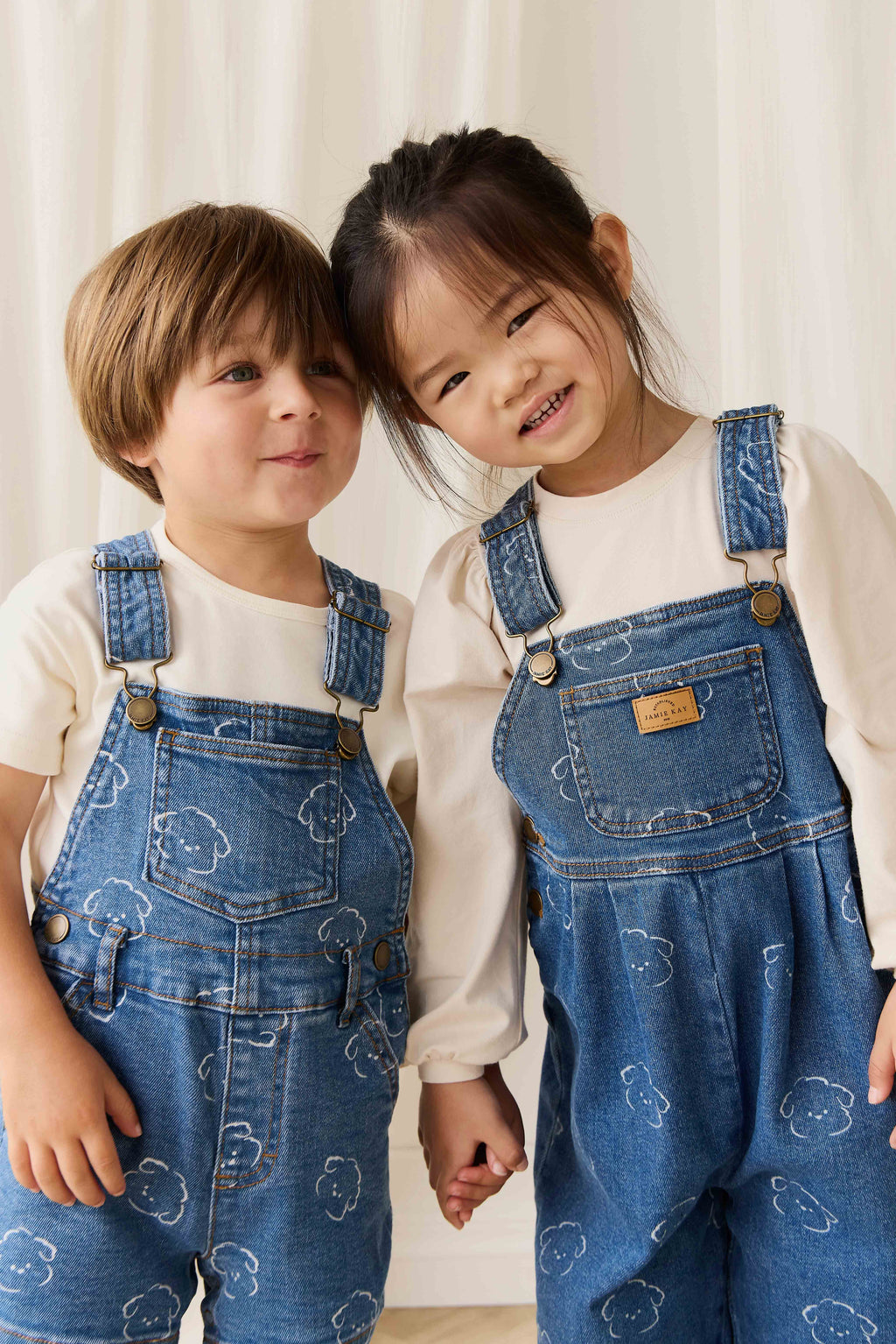 Salopette Courte en Jean Bleu Ciel Imprimé Nuages en Coton avec Bretelles Réglables et Boutons Pression pour Enfants 6M–8A