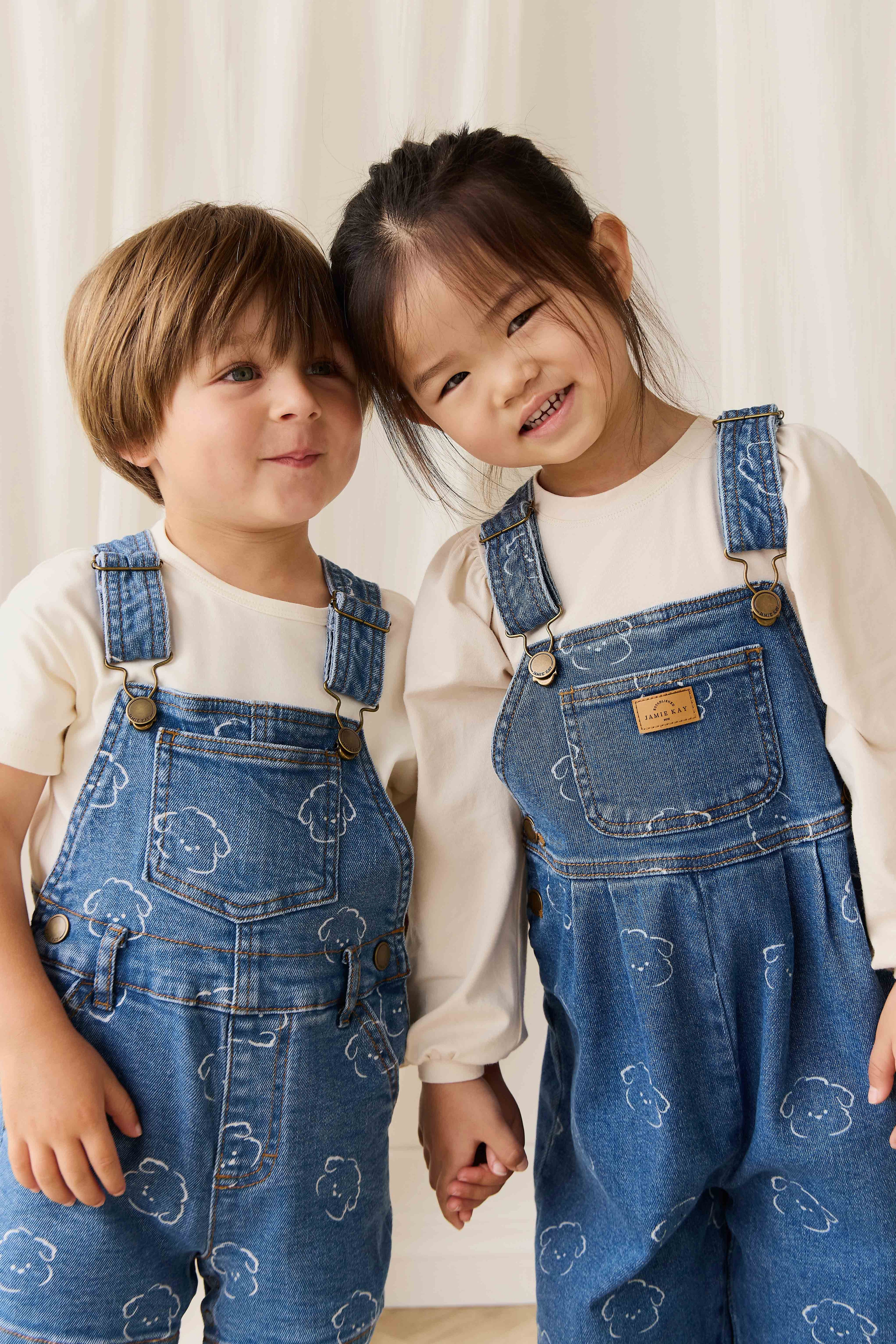 Salopette Courte en Jean Bleu Ciel Imprimé Nuages en Coton avec Bretelles Réglables et Boutons Pression pour Enfants 6M–8A