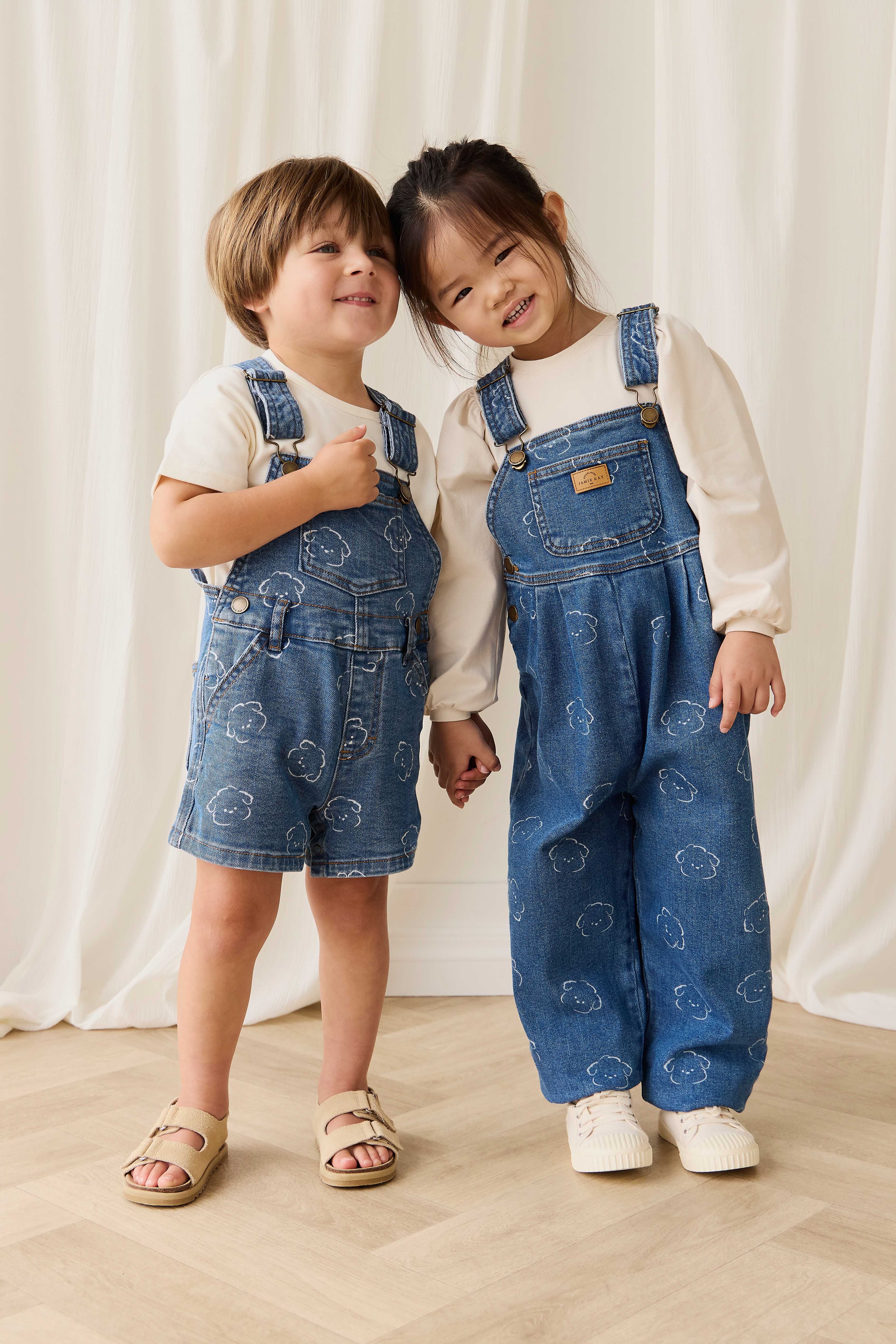 Salopette Courte en Jean Bleu Ciel Imprimé Nuages en Coton avec Bretelles Réglables et Boutons Pression pour Enfants 6M–8A