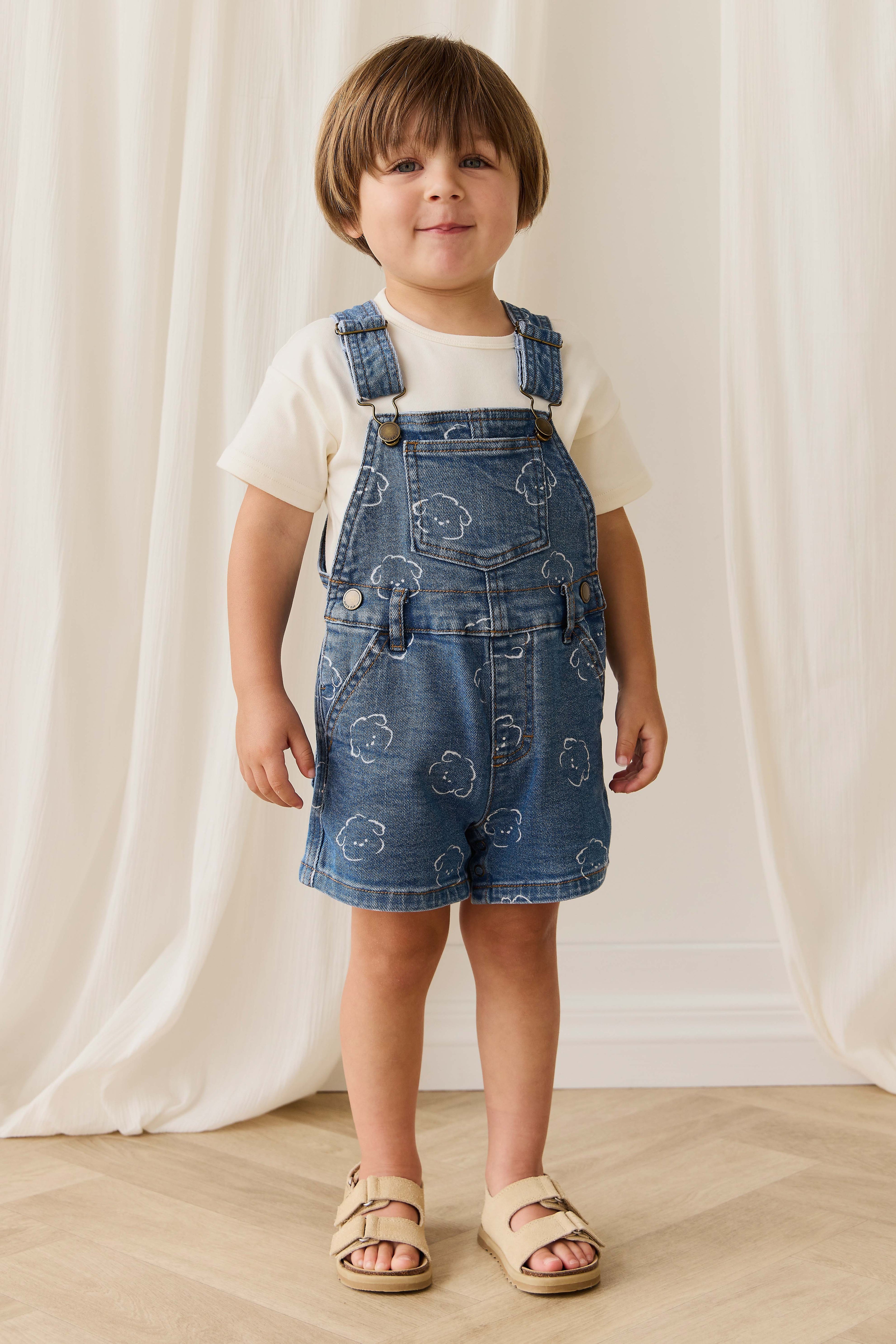 Salopette Courte en Jean Bleu Ciel Imprimé Nuages en Coton avec Bretelles Réglables et Boutons Pression pour Enfants 6M–8A