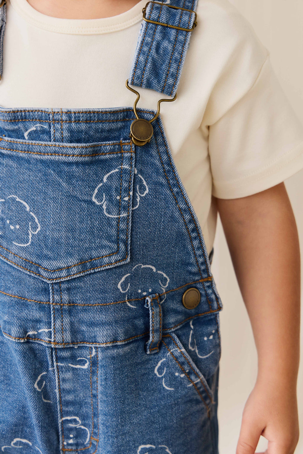 Salopette Courte en Jean Bleu Ciel Imprimé Nuages en Coton avec Bretelles Réglables et Boutons Pression pour Enfants 6M–8A