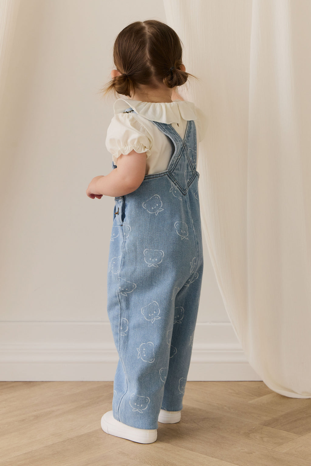 Salopette en jean bleu clair décontractée en coton imprimé Bowie avec bretelles réglables et poche bavette pour enfants de 6 mois à 6 ans