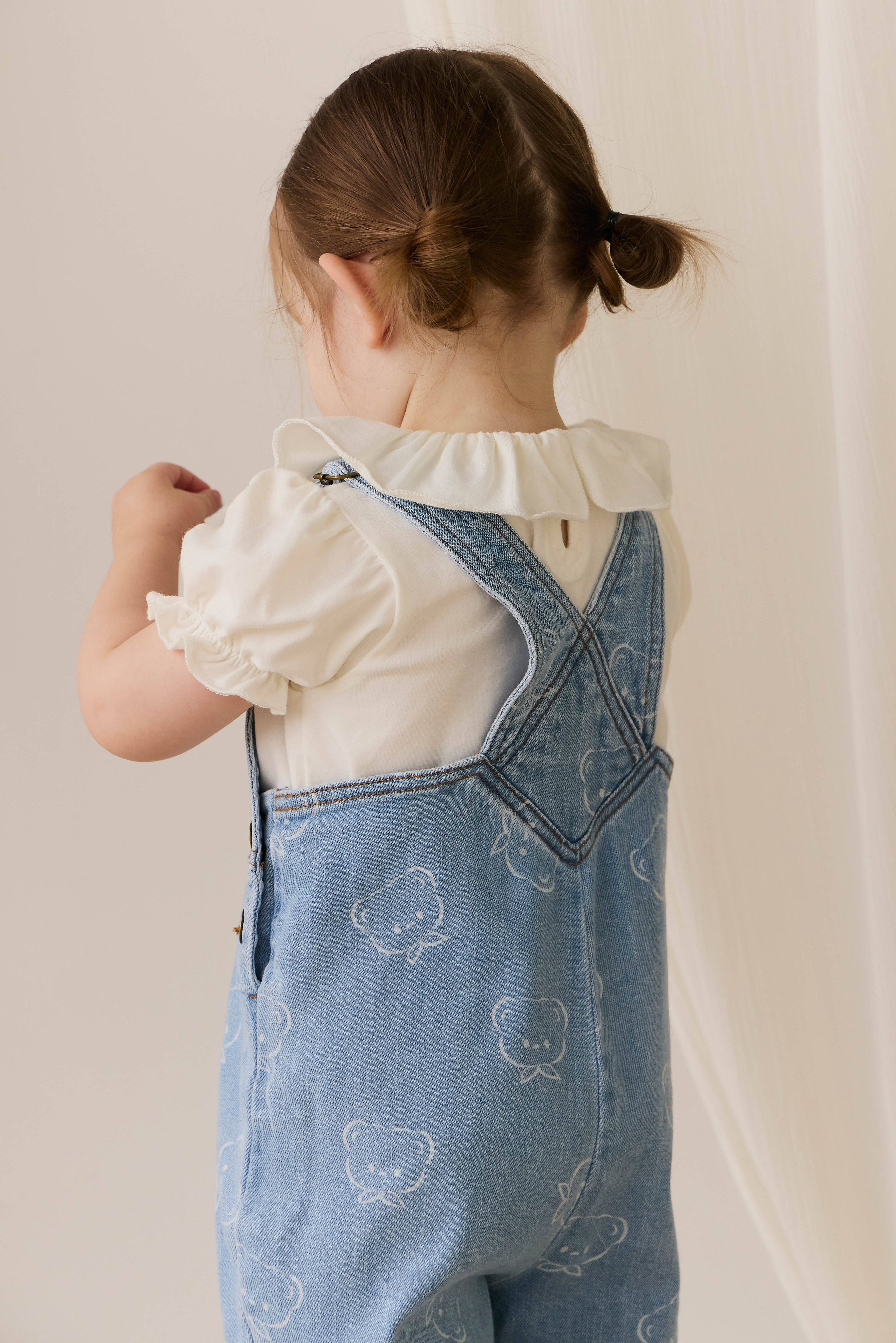 Salopette en jean bleu clair décontractée en coton imprimé Bowie avec bretelles réglables et poche bavette pour enfants de 6 mois à 6 ans