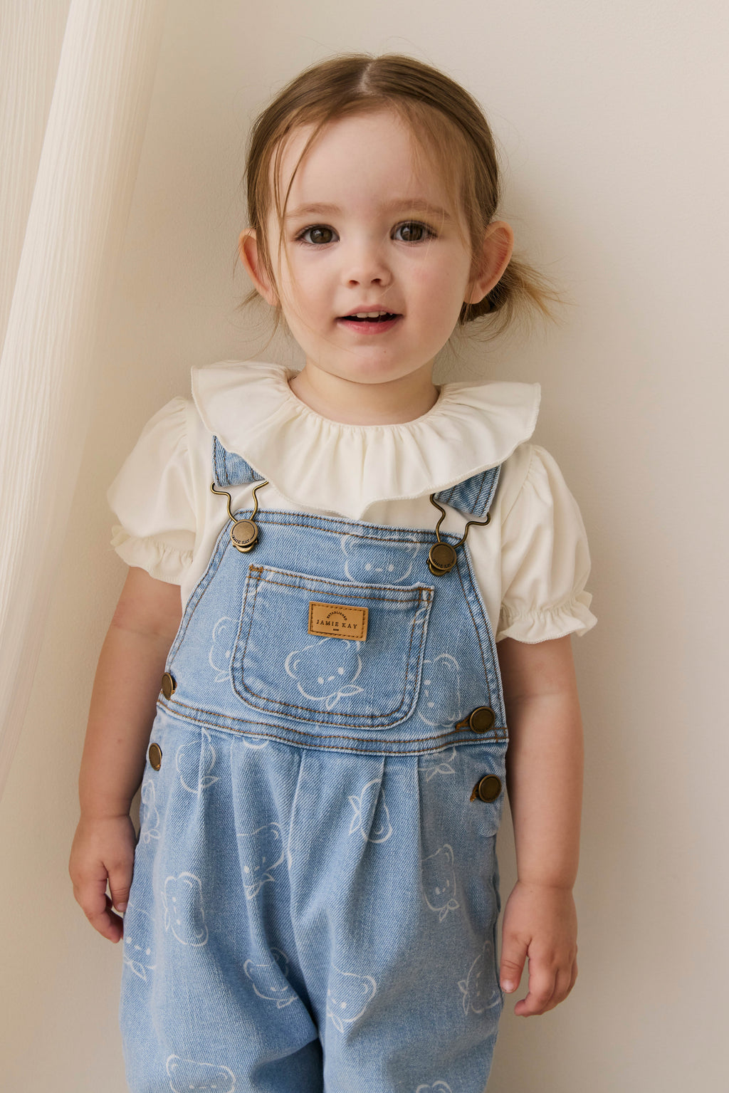 Salopette en jean bleu clair décontractée en coton imprimé Bowie avec bretelles réglables et poche bavette pour enfants de 6 mois à 6 ans
