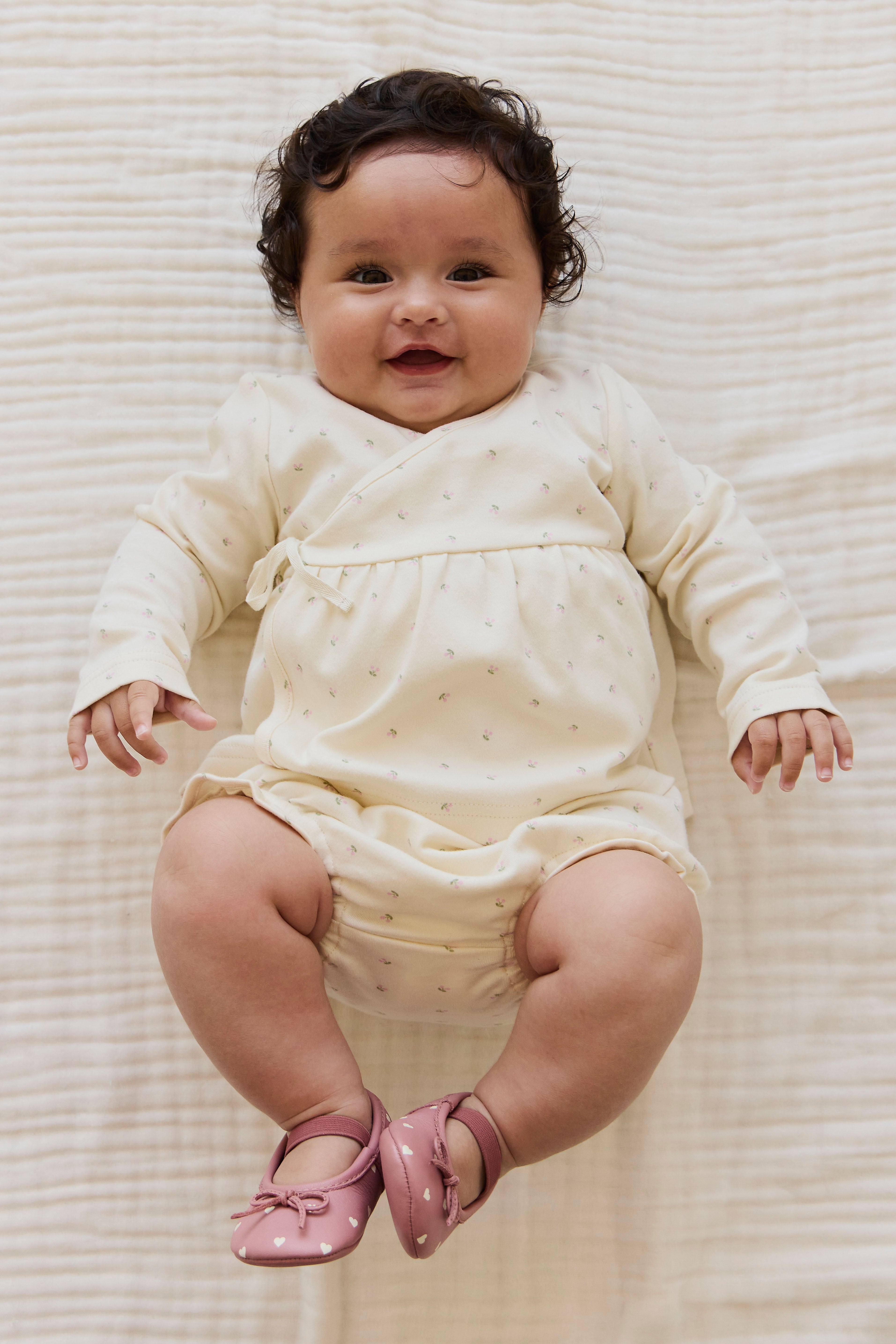 Bloomer en coton biologique à imprimé cerises avec volants et taille élastique, coloris crème doux, pour bébés de 0 à 3 ans