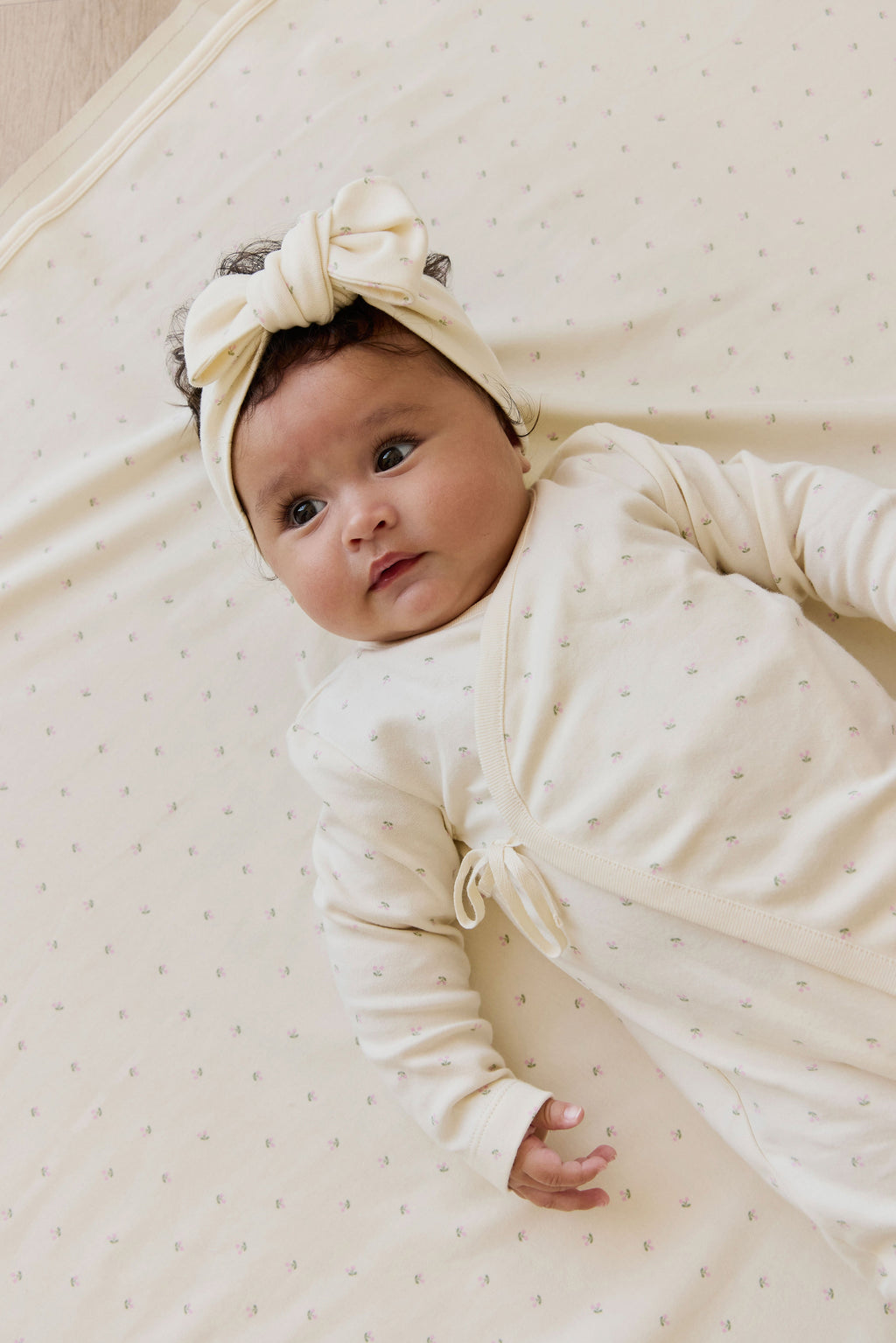 Combinaison Crème Délicate Imprimé Cerises 100% Coton Biologique à Fermeture Latérale par Boutons Pression pour un Change Facile Naissance–2 Ans
