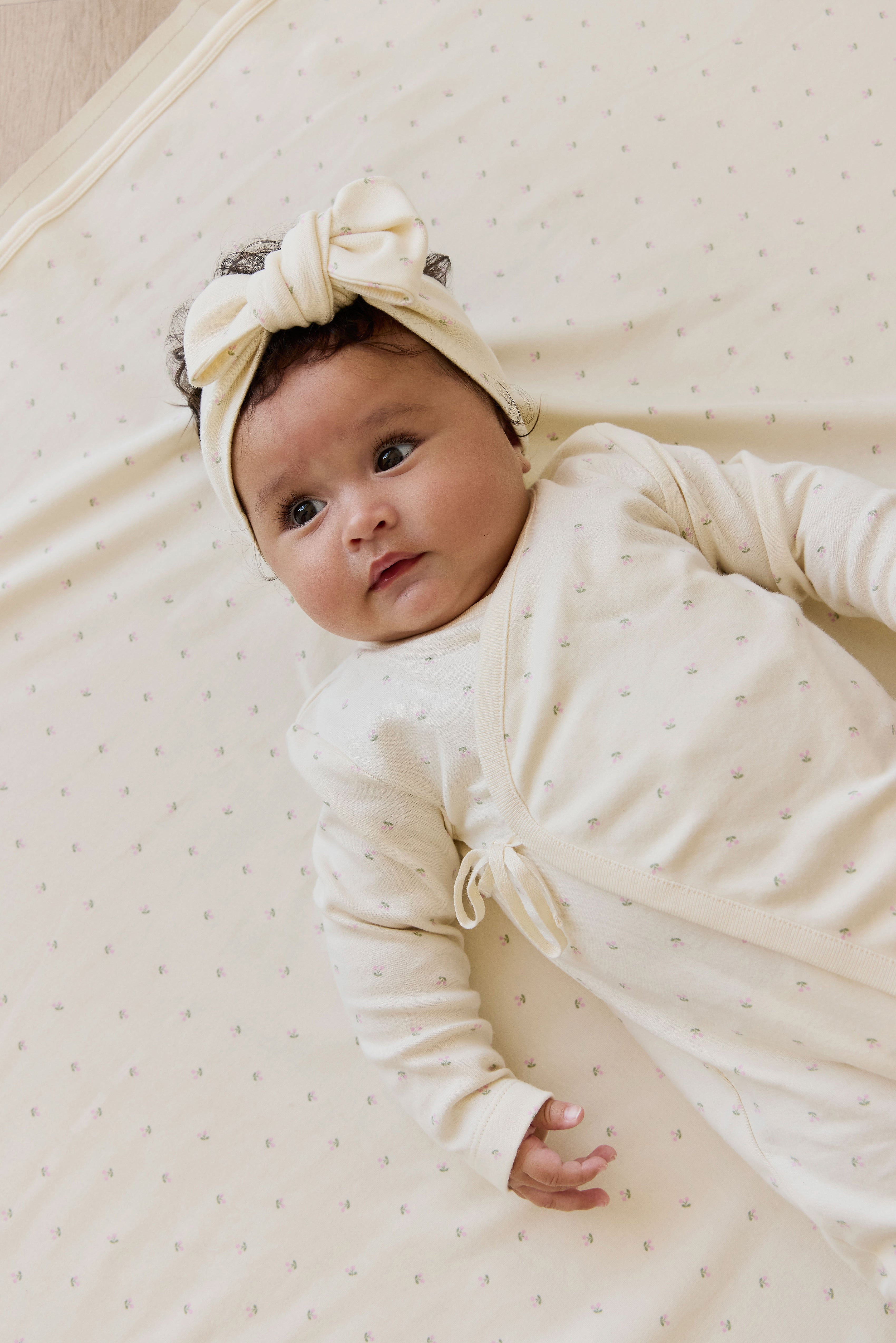 Combinaison Crème Délicate Imprimé Cerises 100% Coton Biologique à Fermeture Latérale par Boutons Pression pour un Change Facile Naissance–2 Ans