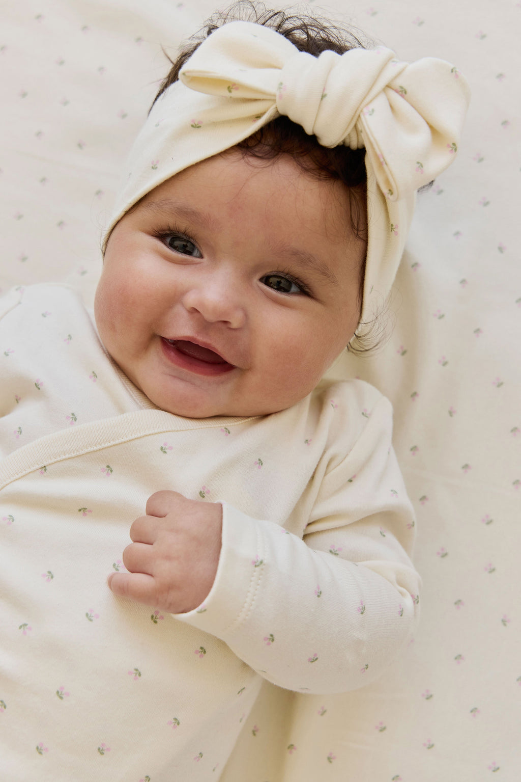 Combinaison Crème Délicate Imprimé Cerises 100% Coton Biologique à Fermeture Latérale par Boutons Pression pour un Change Facile Naissance–2 Ans