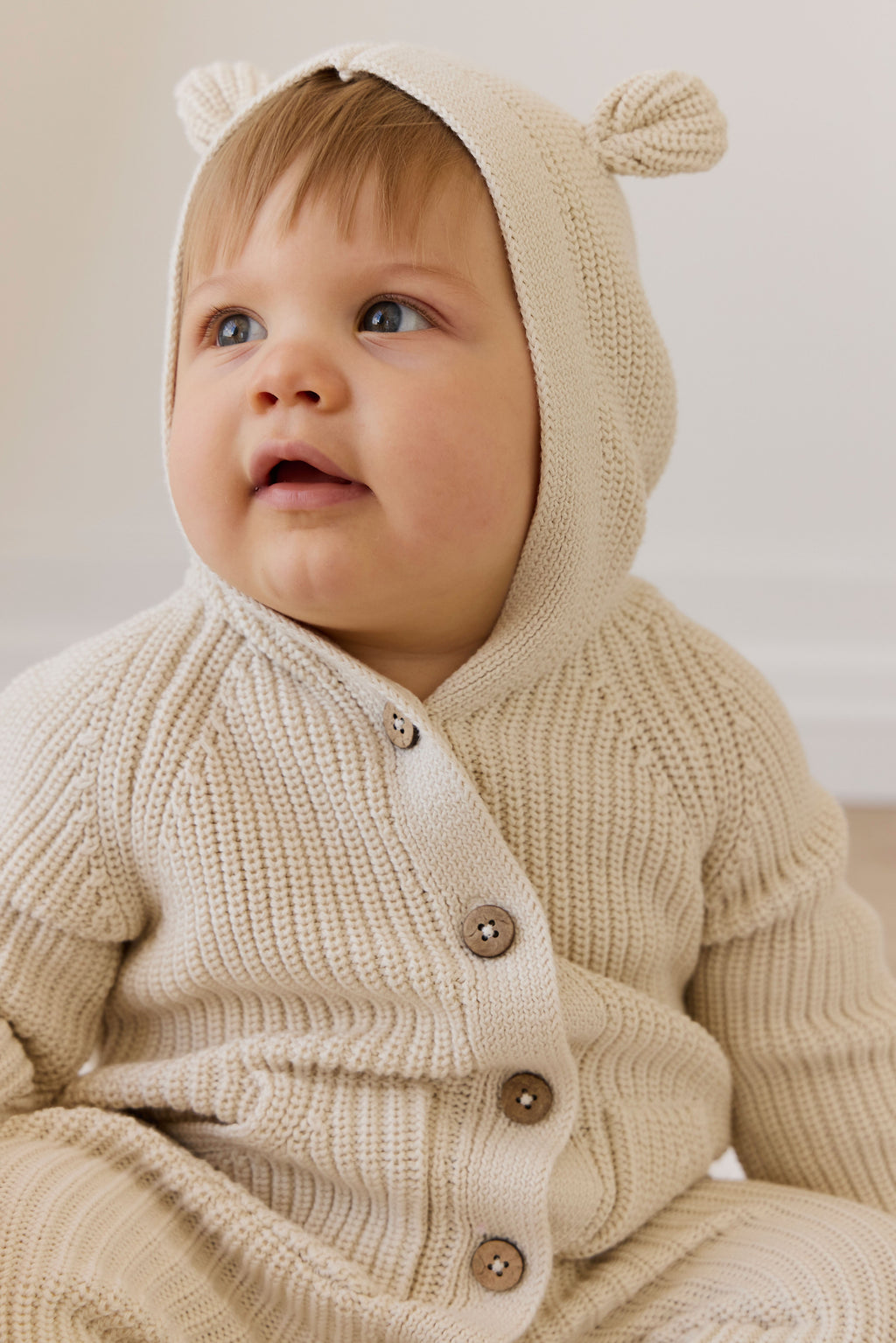 Grenouillère en tricot 100 % coton « Ourson Vanille » avec capuche à oreilles, boutonnée sur le devant et poches, pour bébés de 0 mois à 3 ans