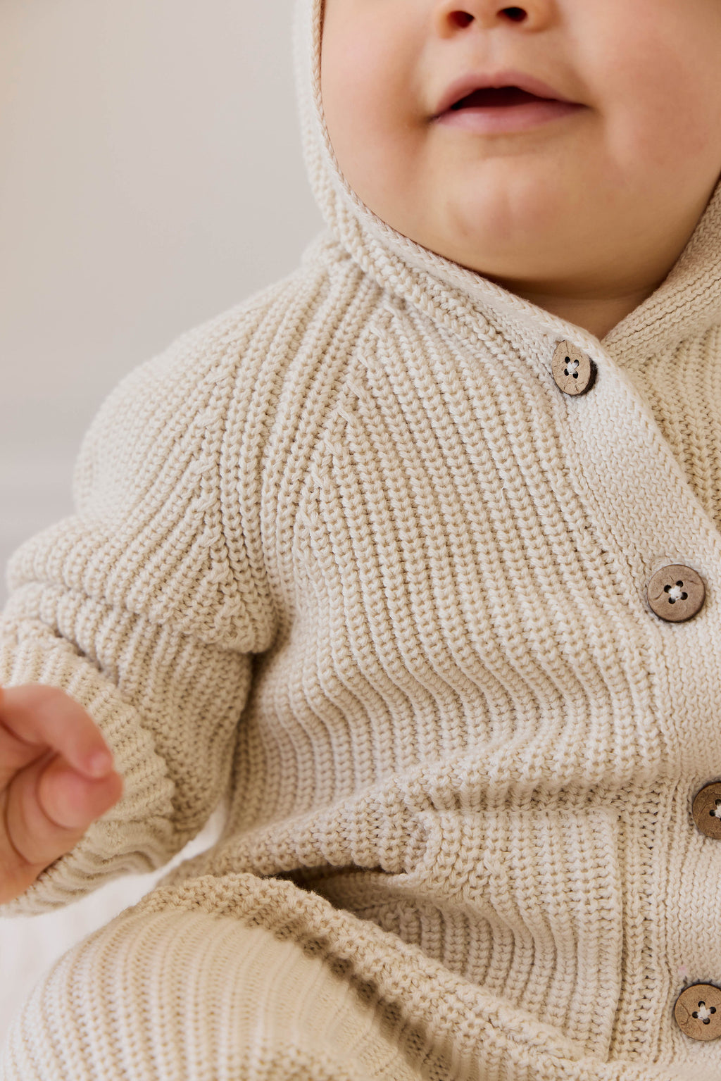 Grenouillère en tricot 100 % coton « Ourson Vanille » avec capuche à oreilles, boutonnée sur le devant et poches, pour bébés de 0 mois à 3 ans