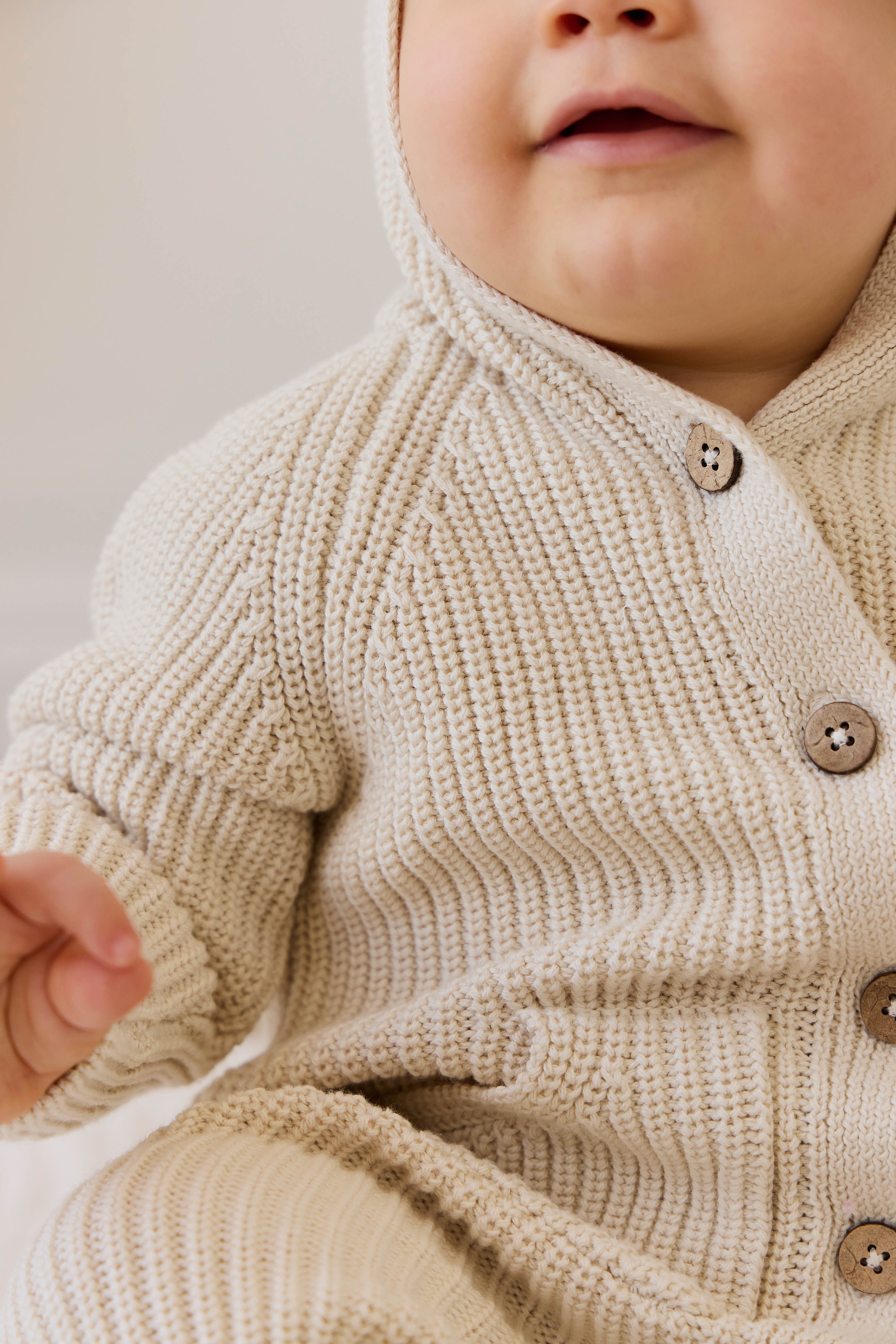 Grenouillère en tricot 100 % coton « Ourson Vanille » avec capuche à oreilles, boutonnée sur le devant et poches, pour bébés de 0 mois à 3 ans