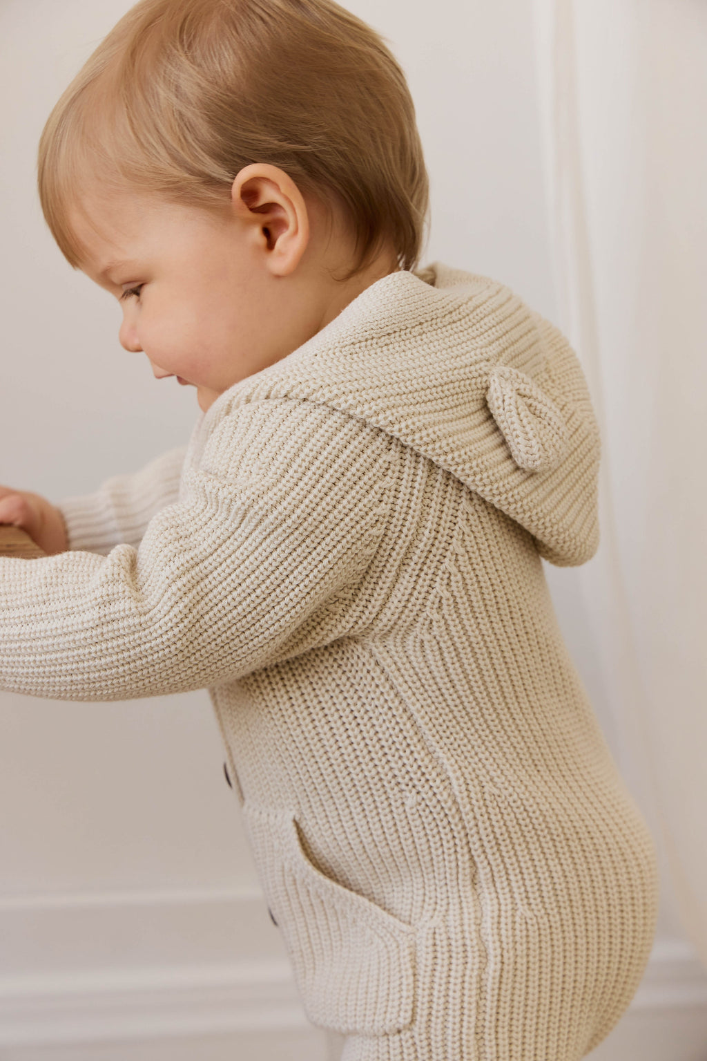 Grenouillère en tricot 100 % coton « Ourson Vanille » avec capuche à oreilles, boutonnée sur le devant et poches, pour bébés de 0 mois à 3 ans