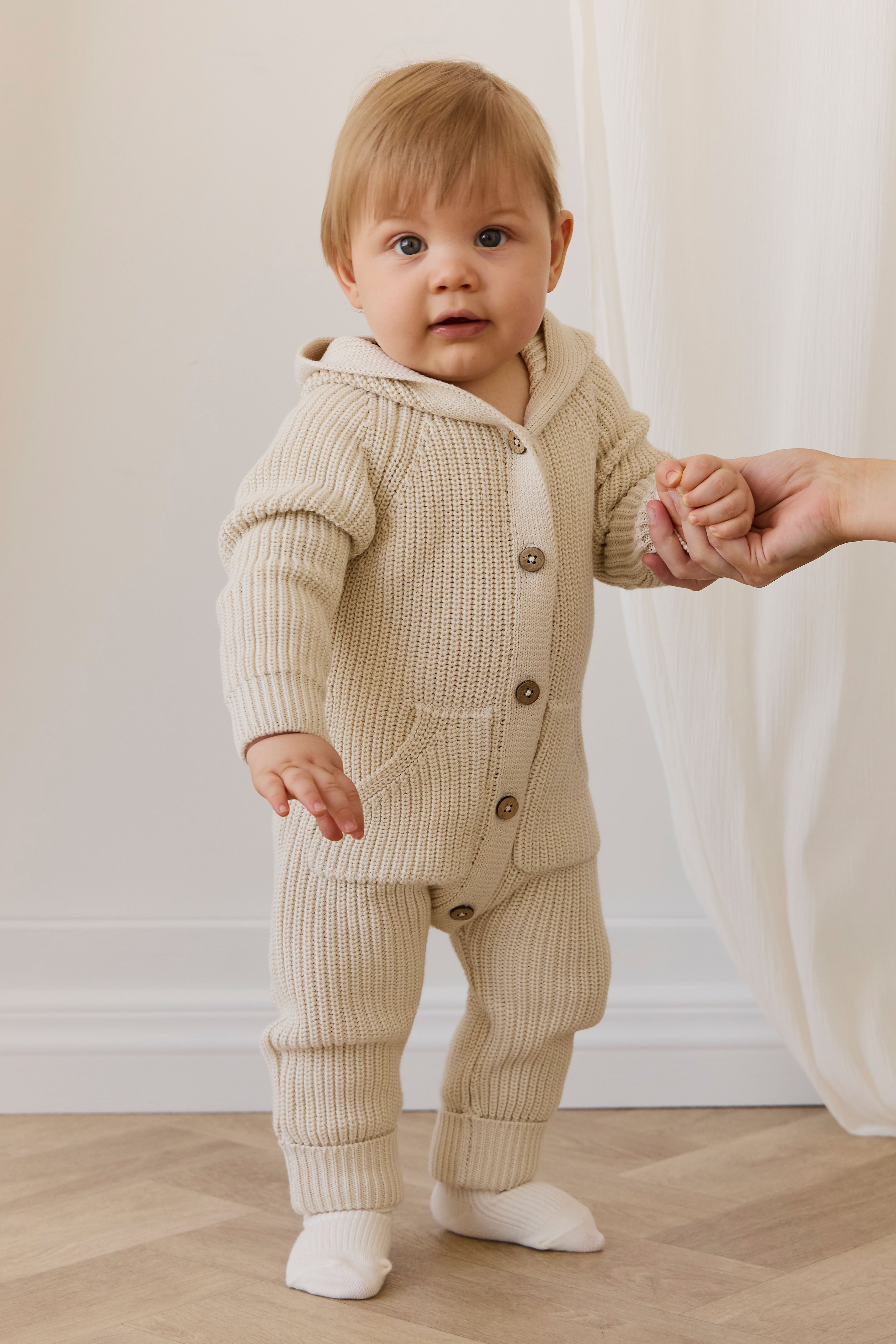 Grenouillère en tricot 100 % coton « Ourson Vanille » avec capuche à oreilles, boutonnée sur le devant et poches, pour bébés de 0 mois à 3 ans