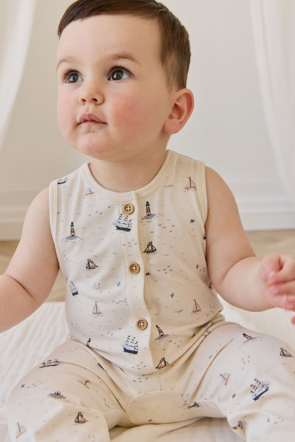 Barboteuse sans manches en coton biologique pour bébés 0-3 ans, imprimé joyeux "Journée en Mer", boutonnée sur le devant