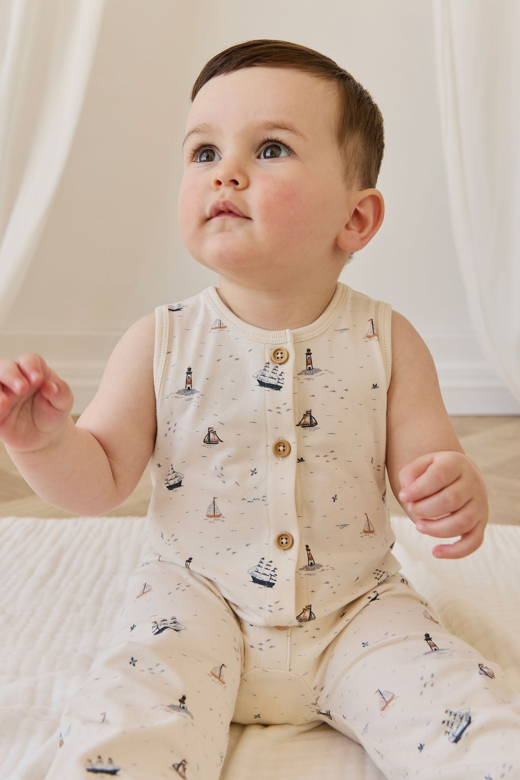 Barboteuse sans manches en coton biologique pour bébés 0-3 ans, imprimé joyeux "Journée en Mer", boutonnée sur le devant