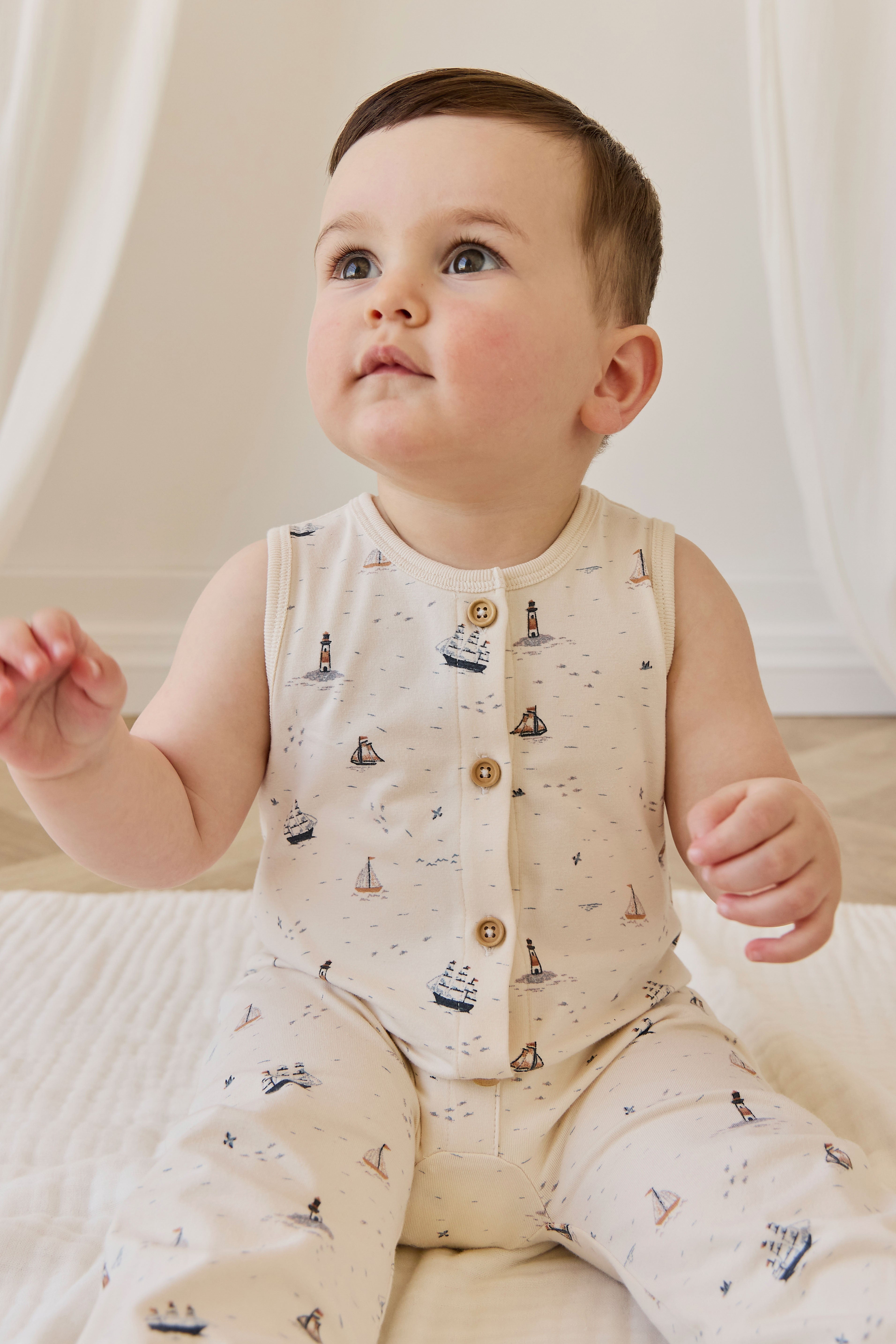 Barboteuse sans manches en coton biologique pour bébés 0-3 ans, imprimé joyeux "Journée en Mer", boutonnée sur le devant
