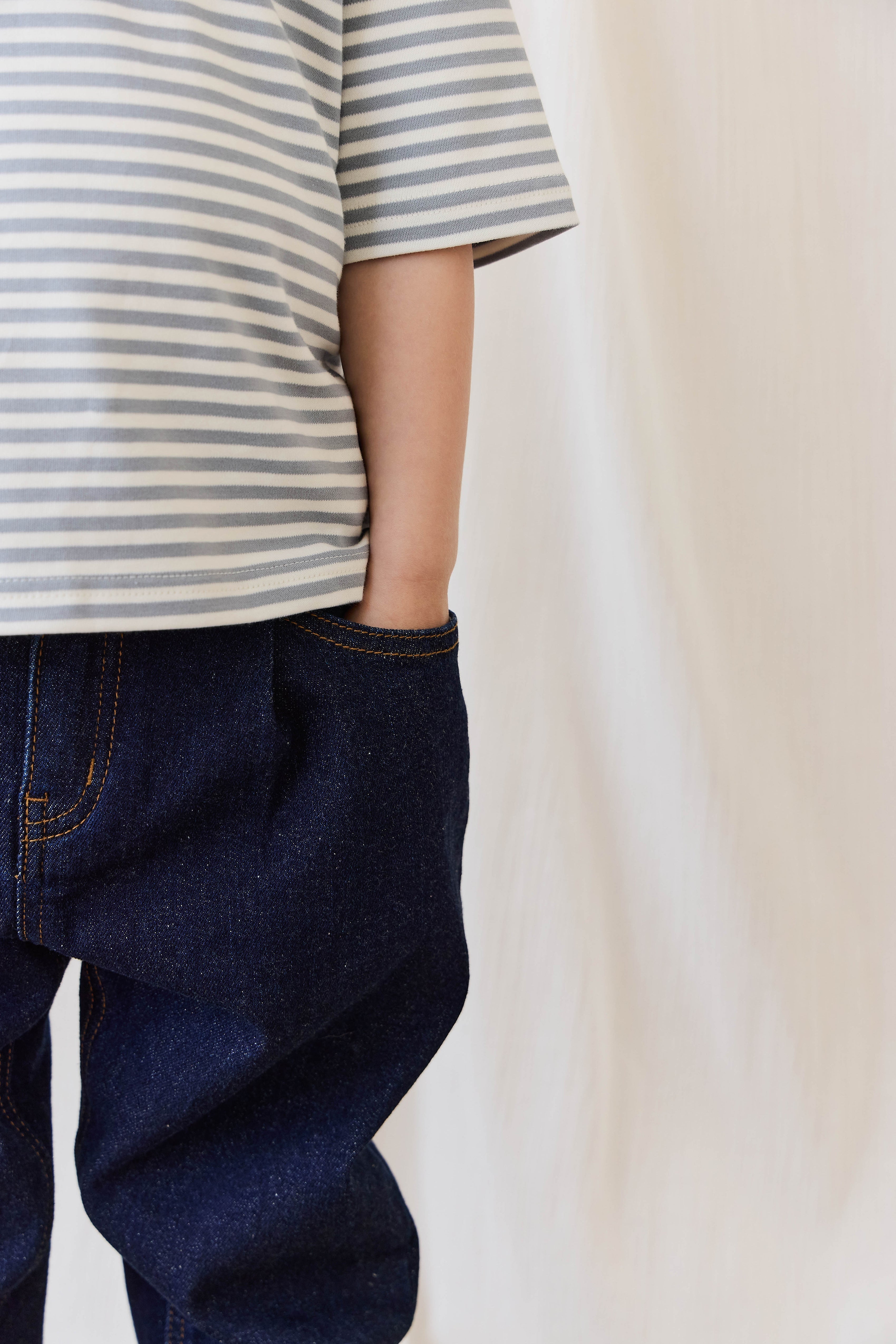 Pantalon fuselé décontracté en jean indigo coton avec taille élastique et poches fonctionnelles pour enfants 6M–8A