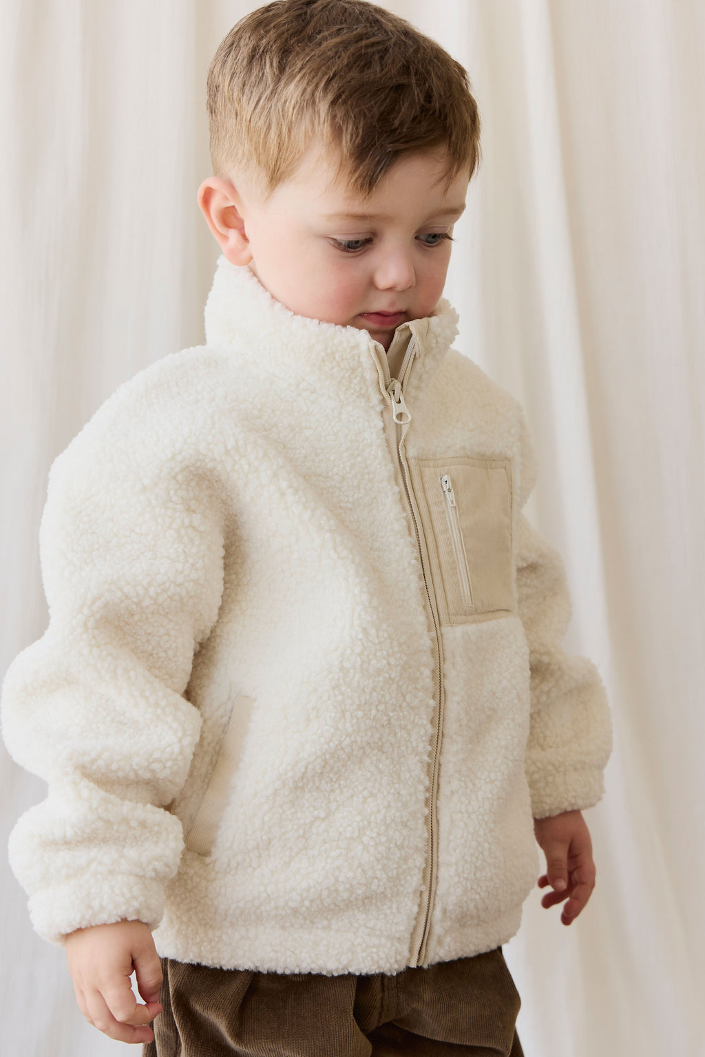 Veste douillette en sherpa polaire polyester recyclé naturel avec col montant et fermeture éclair pour les journées froides 6M–8Y