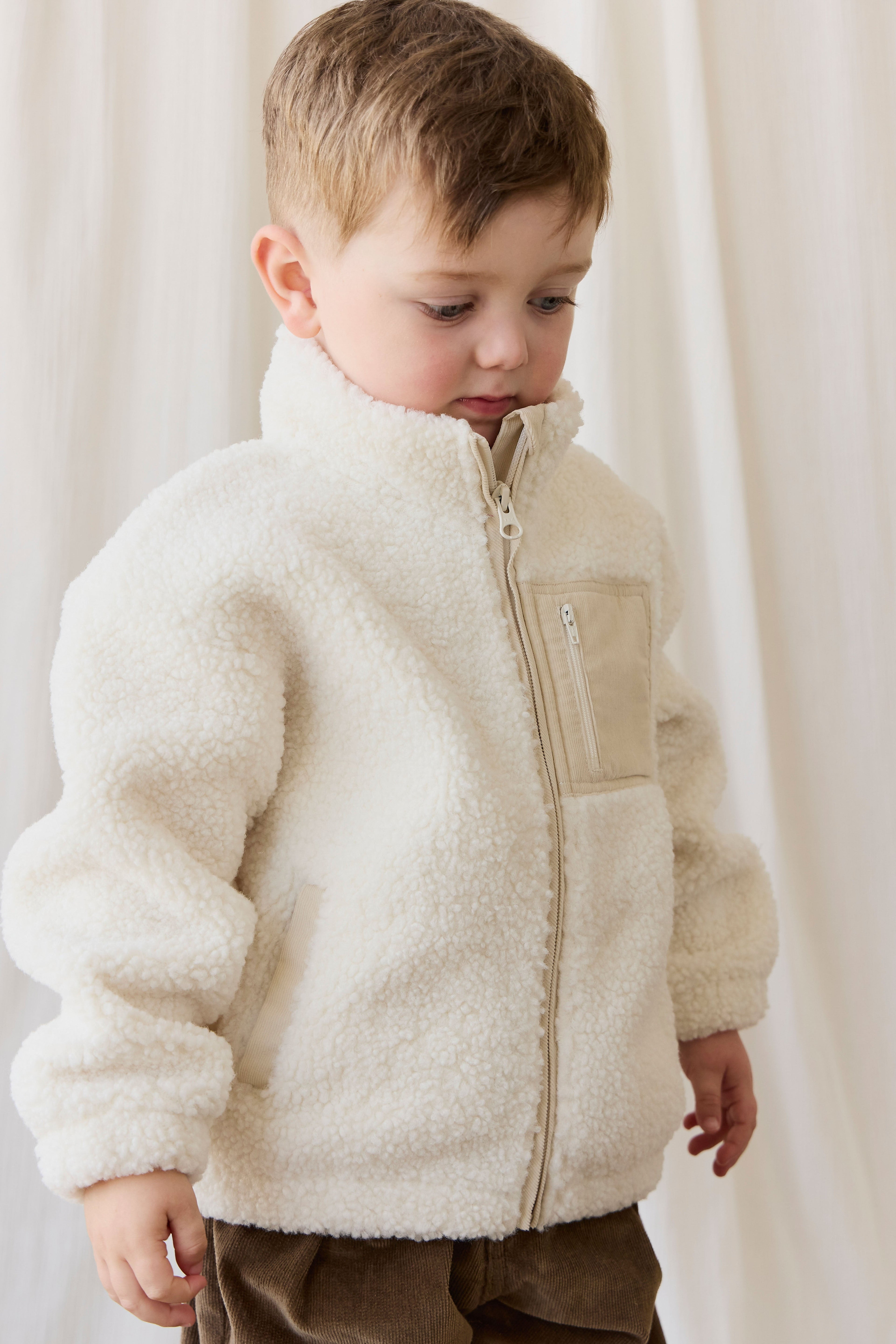 Veste douillette en sherpa polaire polyester recyclé naturel avec col montant et fermeture éclair pour les journées froides 6M–8Y