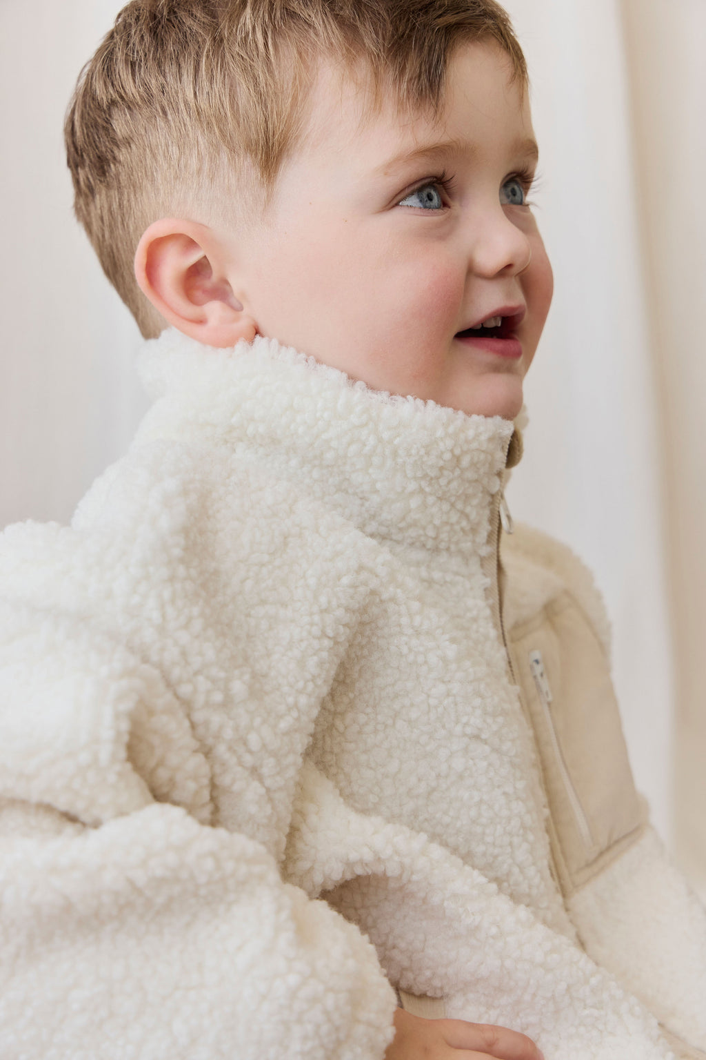 Veste douillette en sherpa polaire polyester recyclé naturel avec col montant et fermeture éclair pour les journées froides 6M–8Y