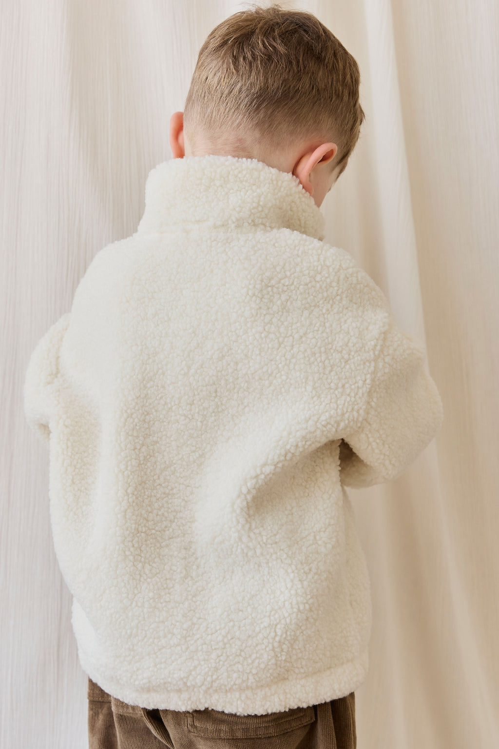 Veste douillette en sherpa polaire polyester recyclé naturel avec col montant et fermeture éclair pour les journées froides 6M–8Y