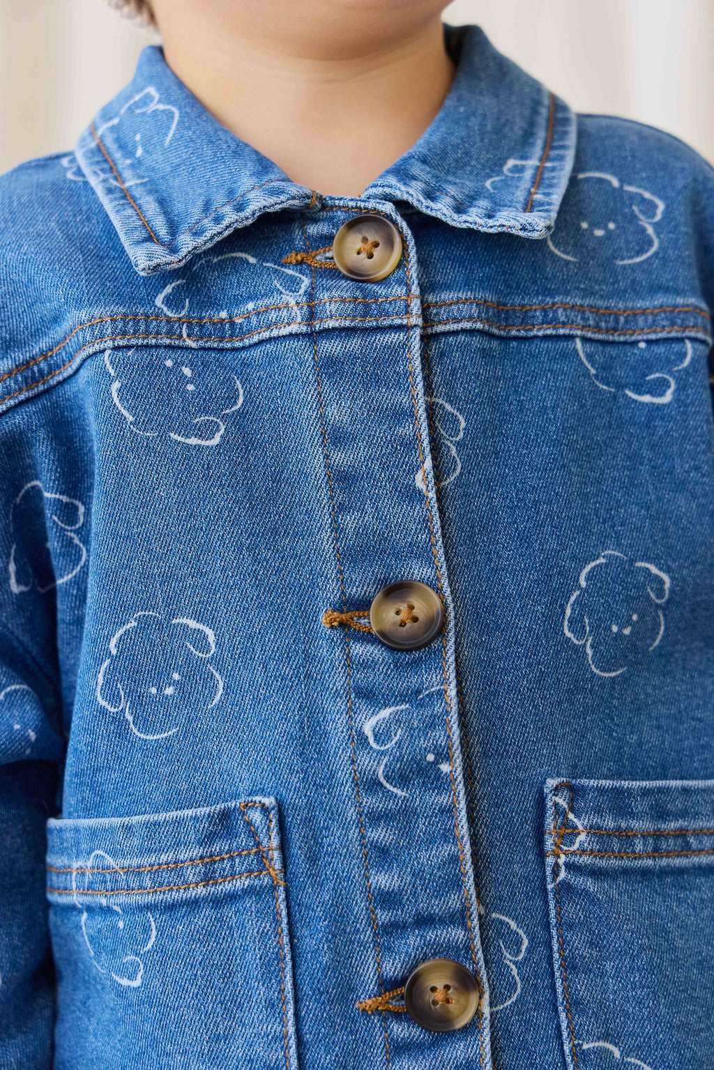 Veste décontractée en jean bleu moyen avec imprimé ours, boutonnée sur le devant et dotée de poches plaquées pour enfants de 6 mois à 8 ans