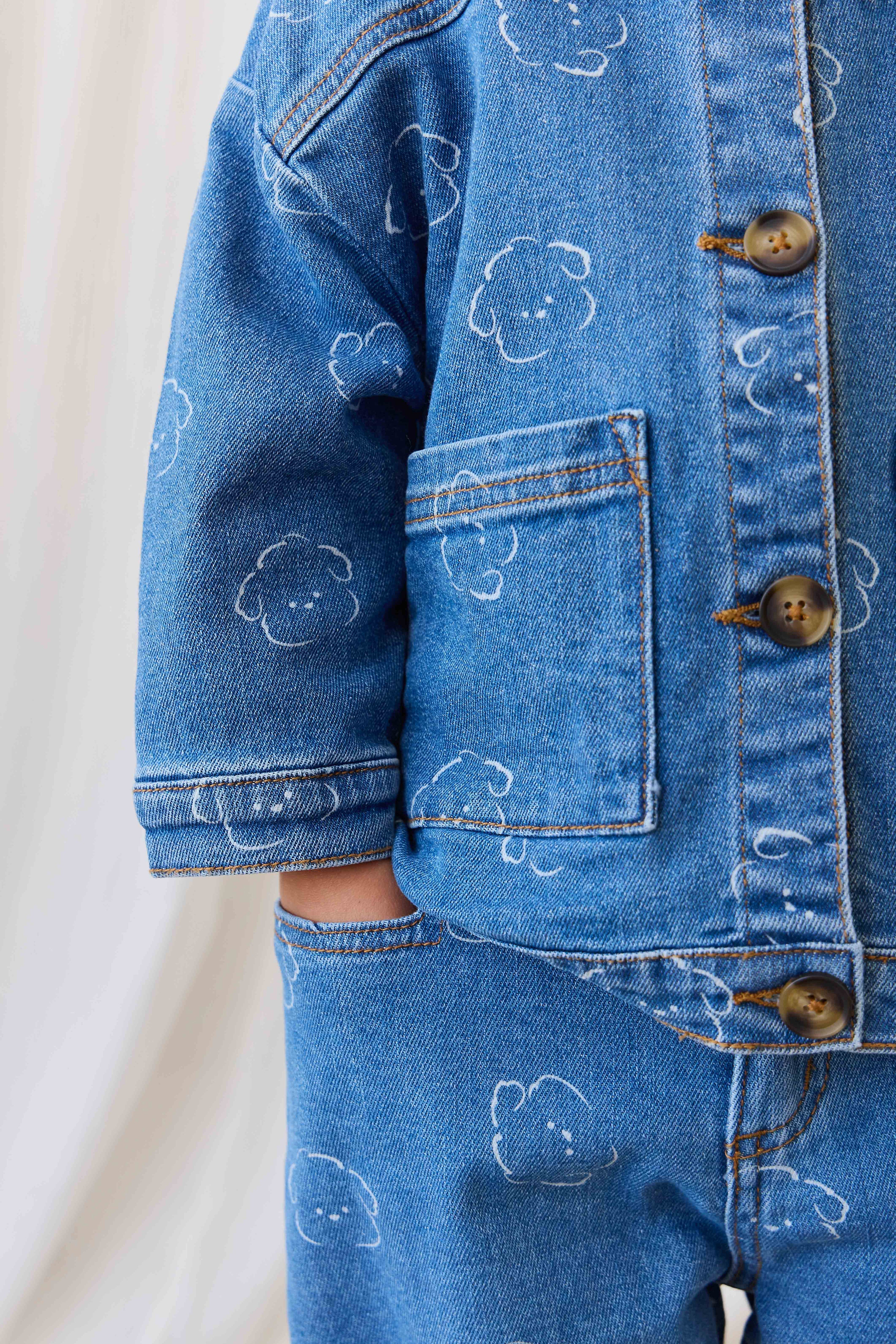 Veste décontractée en jean bleu moyen avec imprimé ours, boutonnée sur le devant et dotée de poches plaquées pour enfants de 6 mois à 8 ans