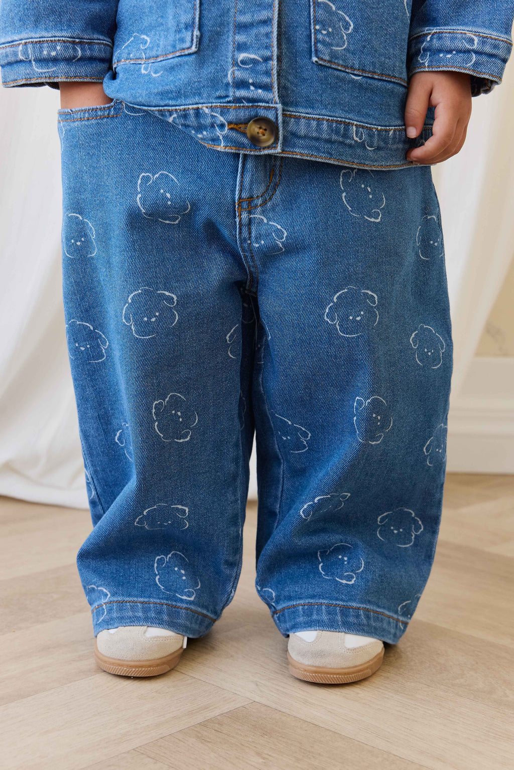 Pantalon Enfant en Coton Denim Bleu Moyen Ludique avec Broderie Ours, Taille Élastique et Poches 6M–8A