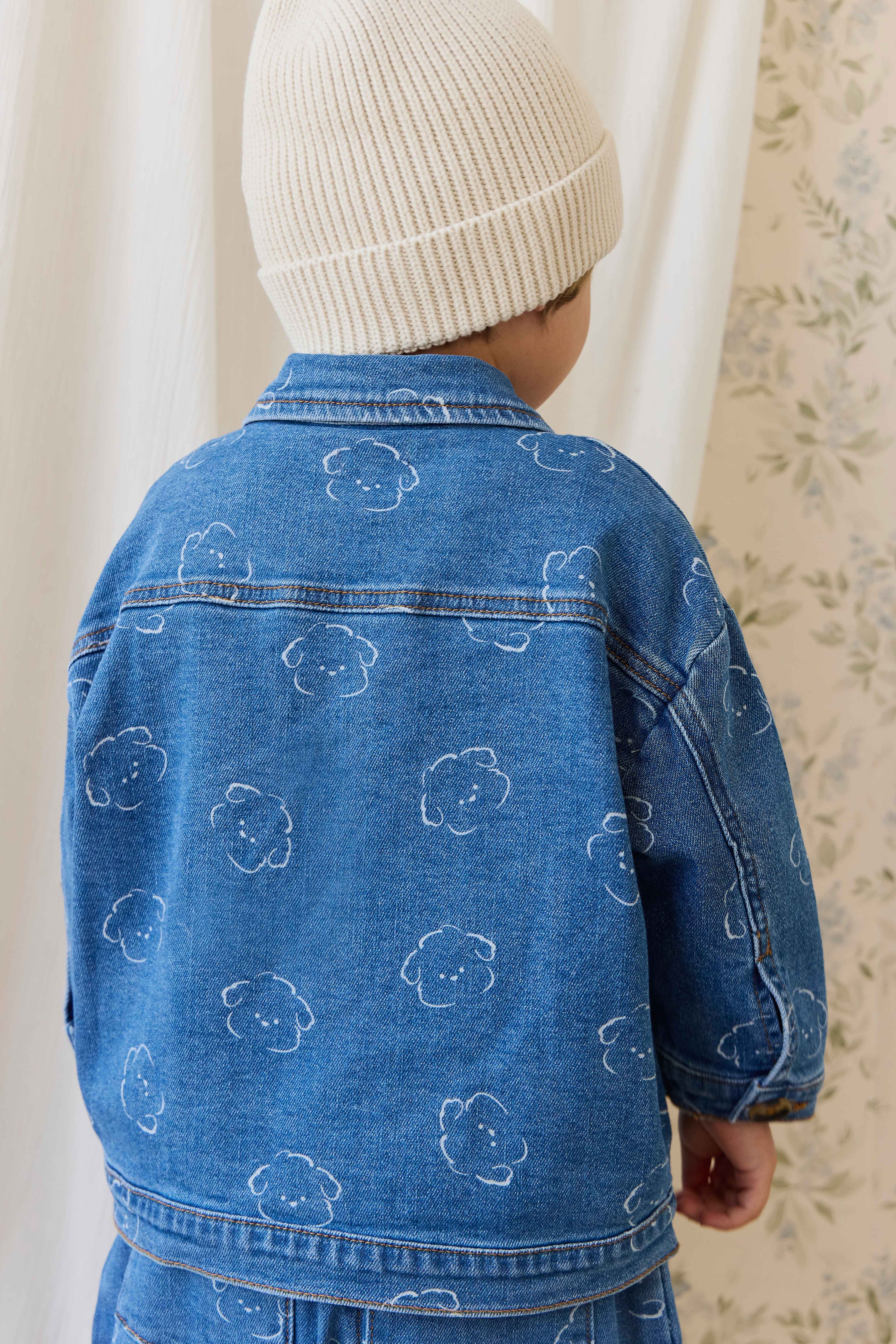 Veste décontractée en jean bleu moyen avec imprimé ours, boutonnée sur le devant et dotée de poches plaquées pour enfants de 6 mois à 8 ans
