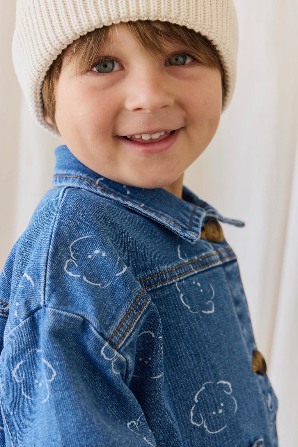 Veste décontractée en jean bleu moyen avec imprimé ours, boutonnée sur le devant et dotée de poches plaquées pour enfants de 6 mois à 8 ans