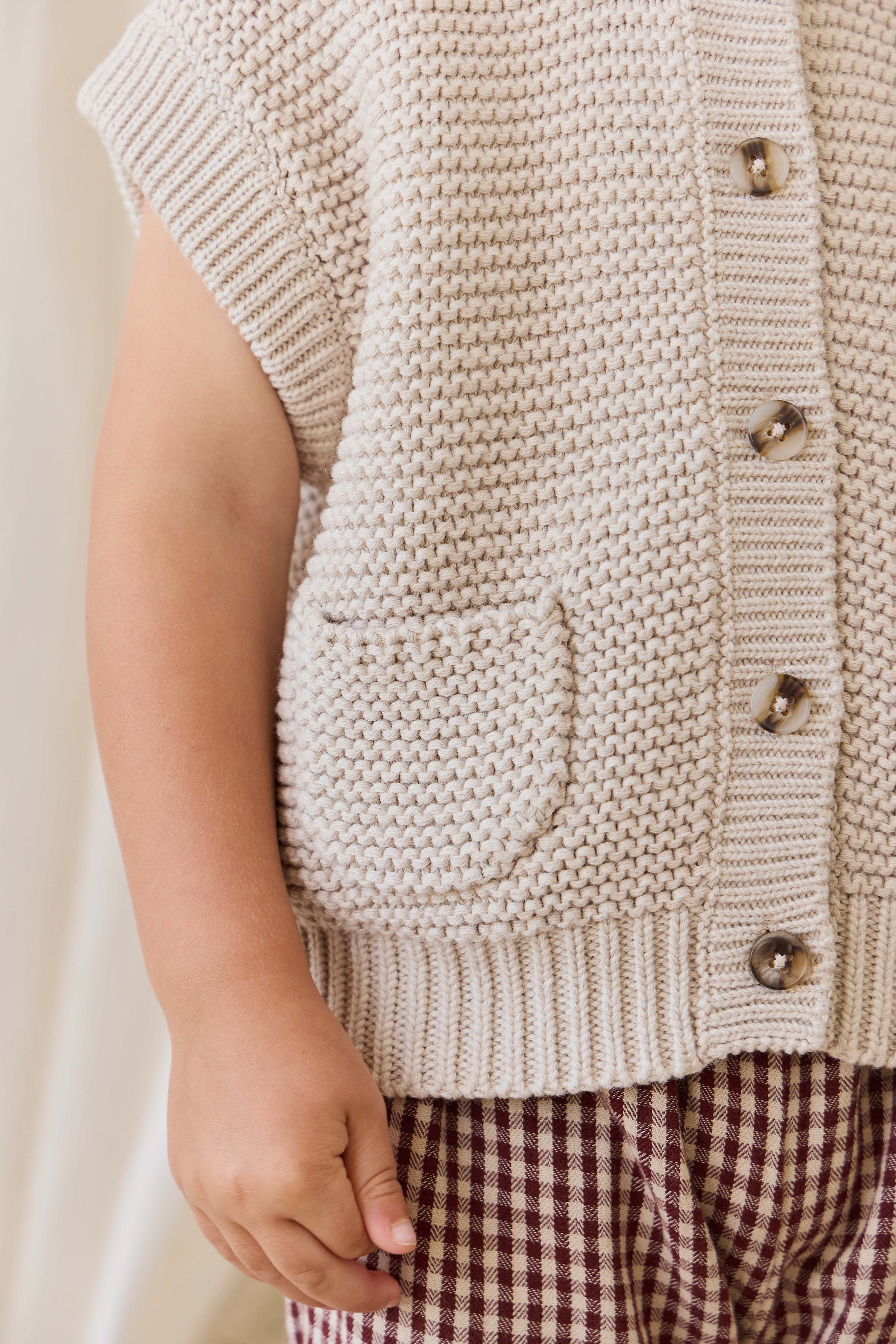 Gilet en maille 100 % coton classique couleur avoine avec boutonnage avant et détails de poche, à superposer, 0 mois-8 ans