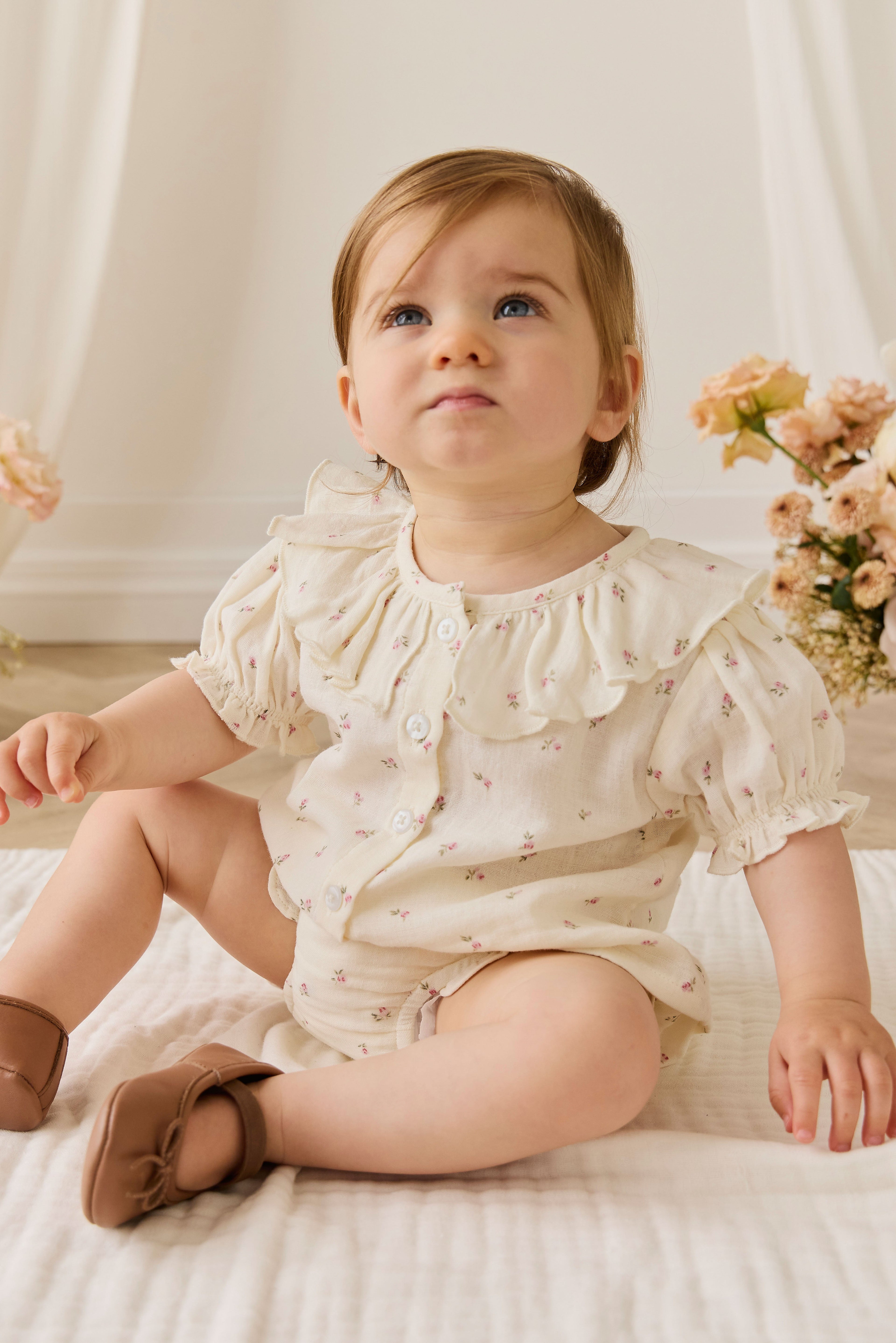 Bloomer en mousseline de coton biologique motif floral vintage Willow Rose avec bords volantés et taille élastiquée, pour bébés de 0 à 3 ans