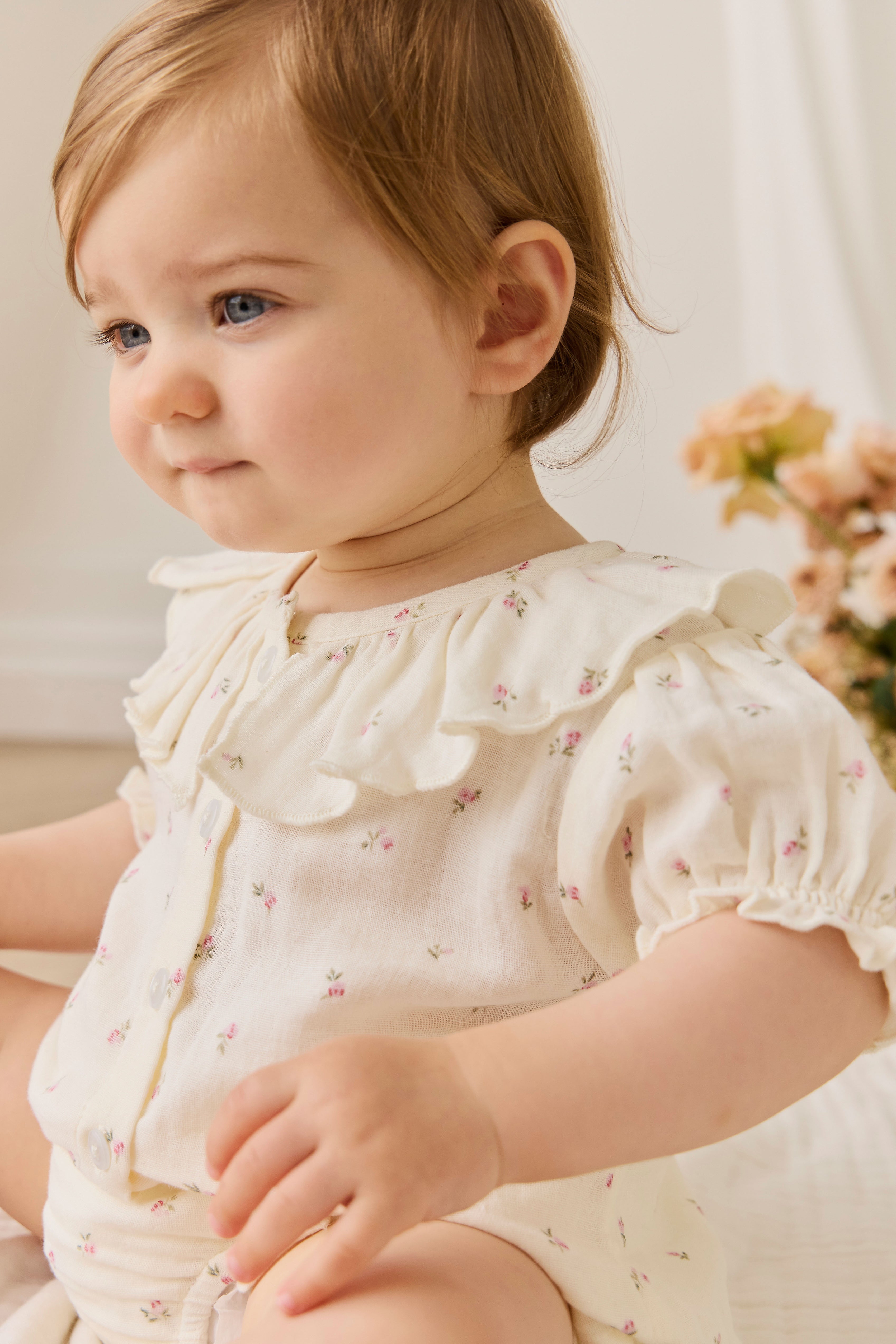 Haut en mousseline de coton biologique Vintage Willow Rose à col volanté et boutonnage sur le devant pour filles de 0 à 10 ans