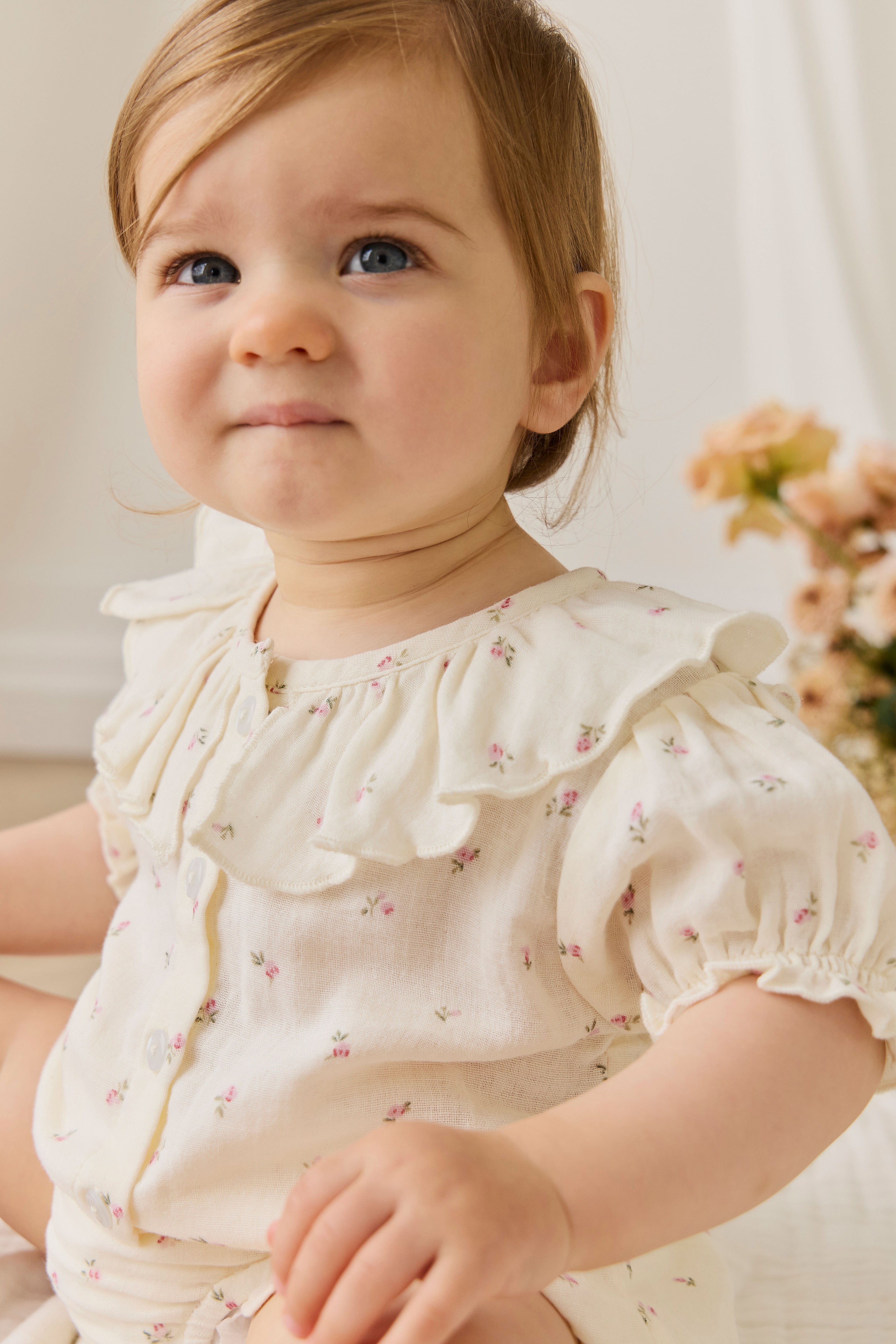 Haut en mousseline de coton biologique Vintage Willow Rose à col volanté et boutonnage sur le devant pour filles de 0 à 10 ans
