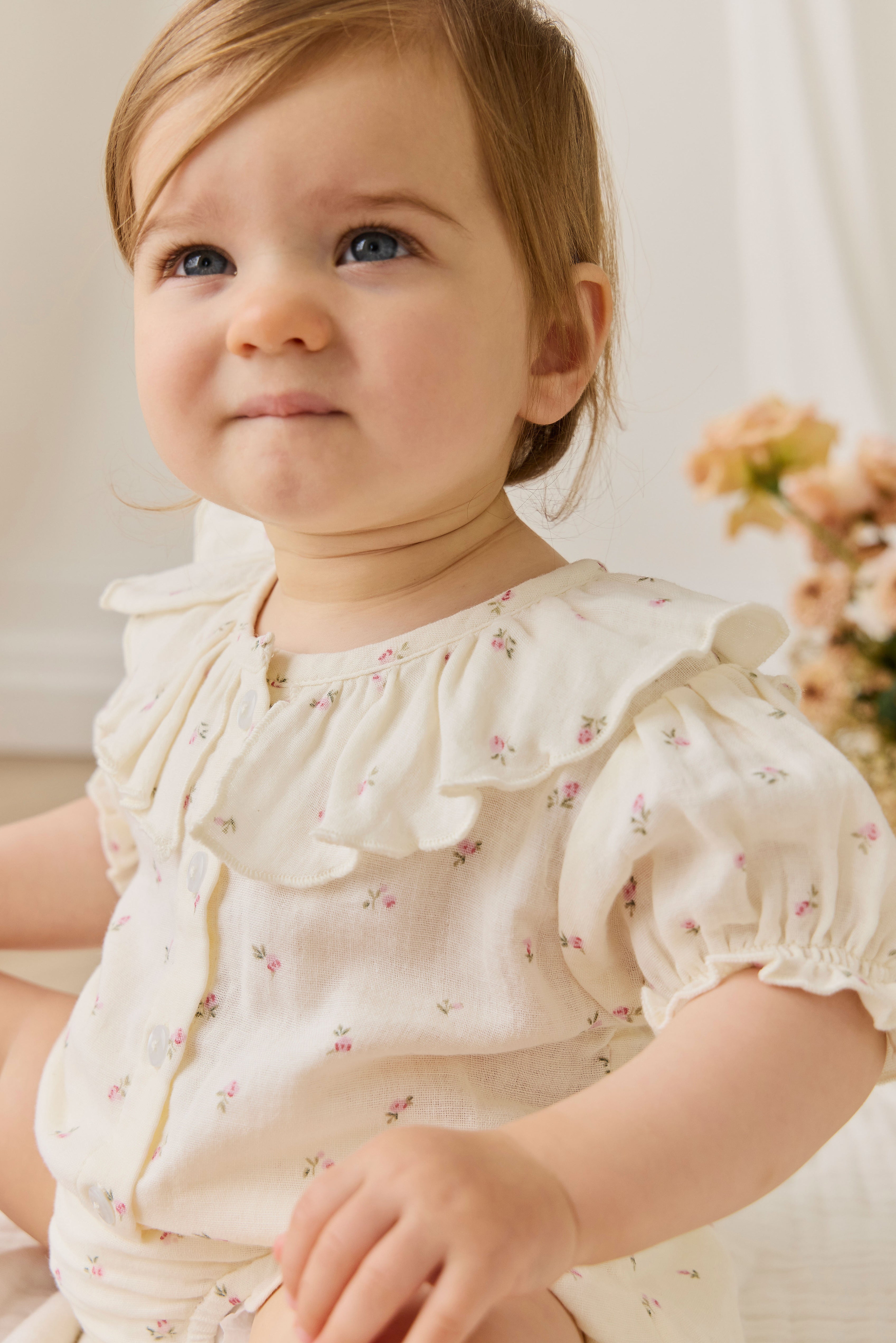 Haut en mousseline de coton biologique Vintage Willow Rose à col volanté et boutonnage sur le devant pour filles de 0 à 10 ans