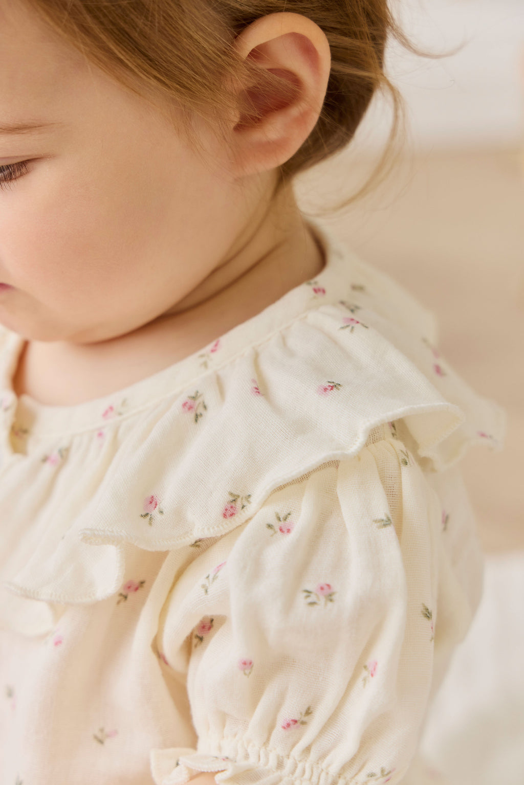 Haut en mousseline de coton biologique Vintage Willow Rose à col volanté et boutonnage sur le devant pour filles de 0 à 10 ans