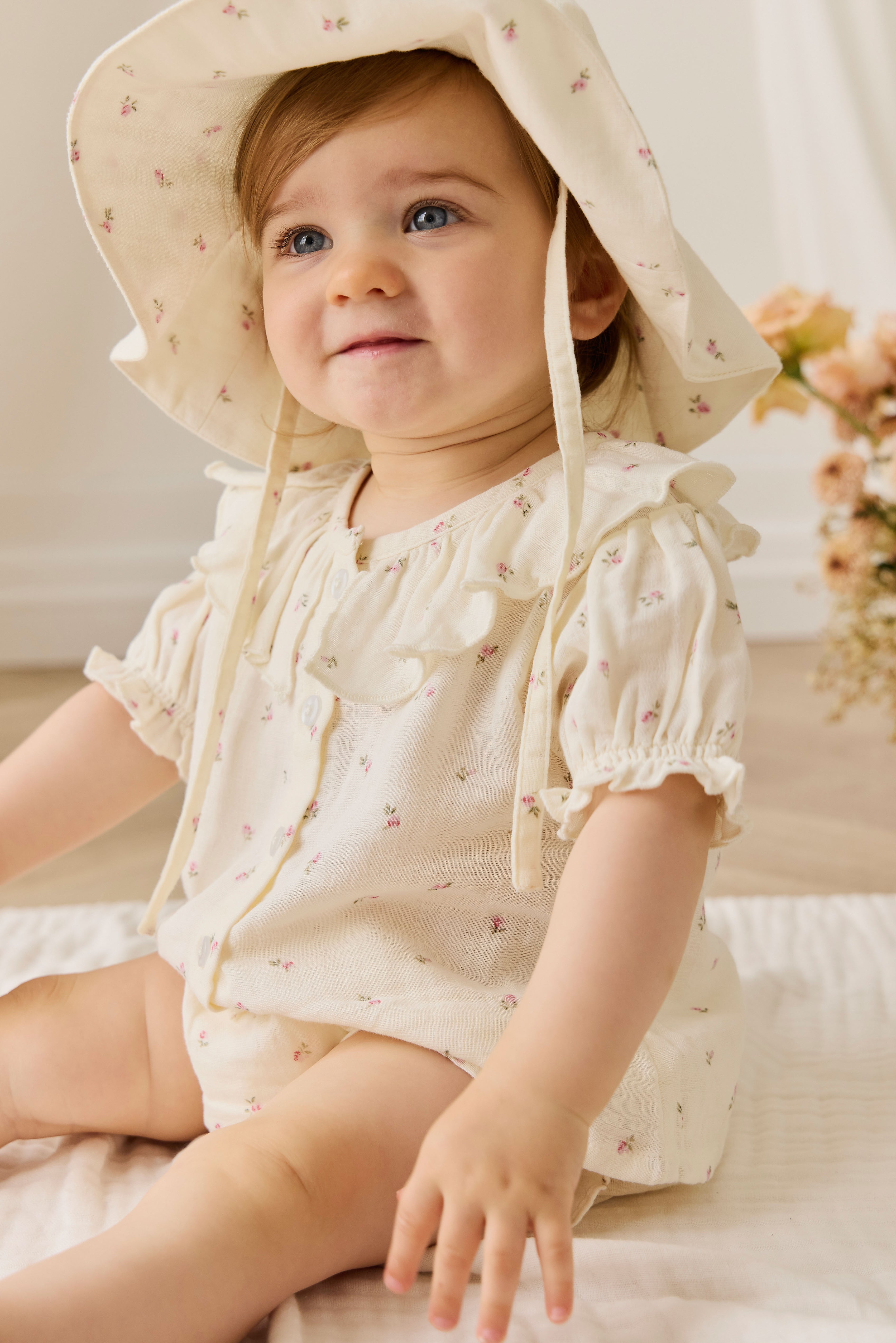 Bloomer en mousseline de coton biologique motif floral vintage Willow Rose avec bords volantés et taille élastiquée, pour bébés de 0 à 3 ans