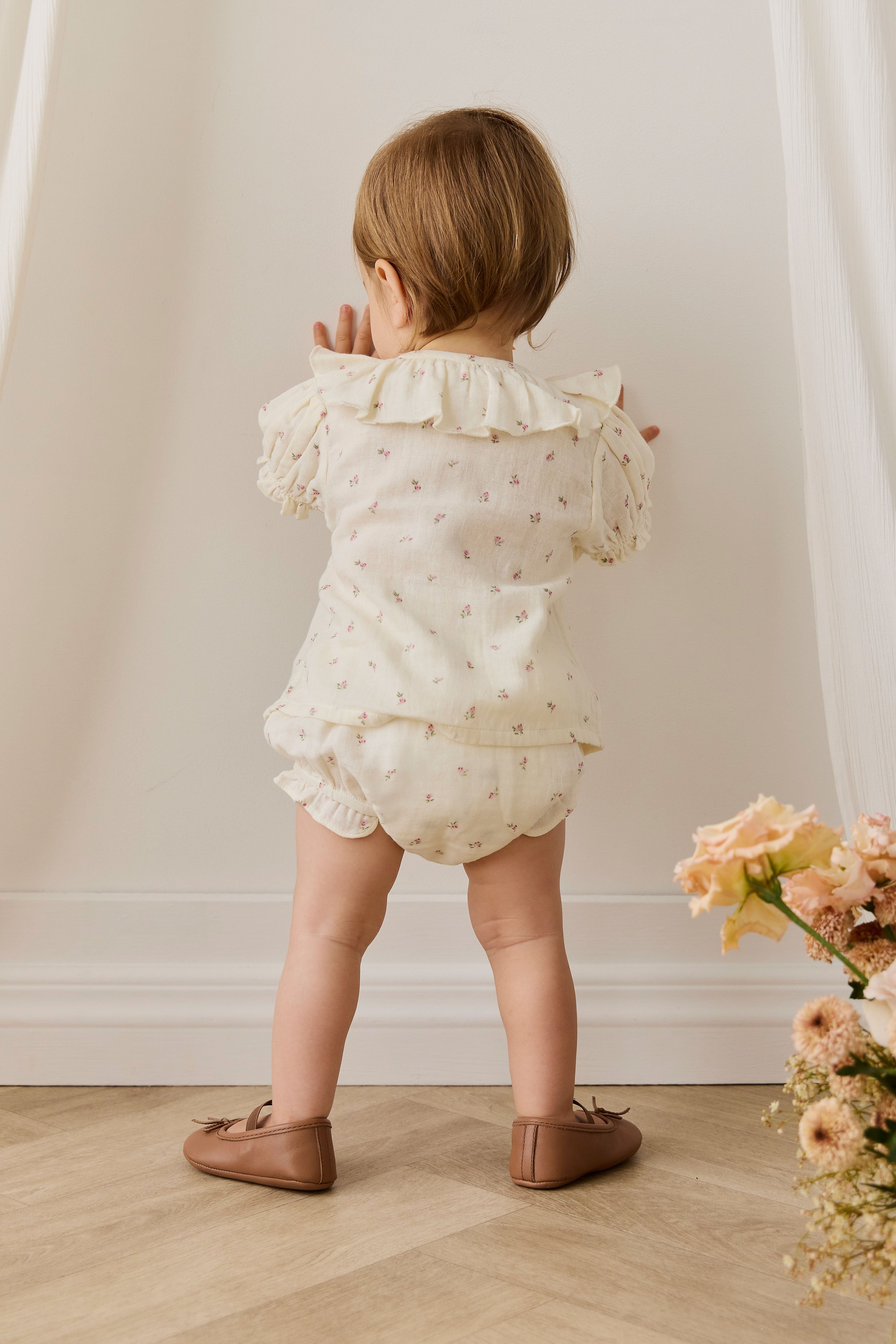 Bloomer en mousseline de coton biologique motif floral vintage Willow Rose avec bords volantés et taille élastiquée, pour bébés de 0 à 3 ans