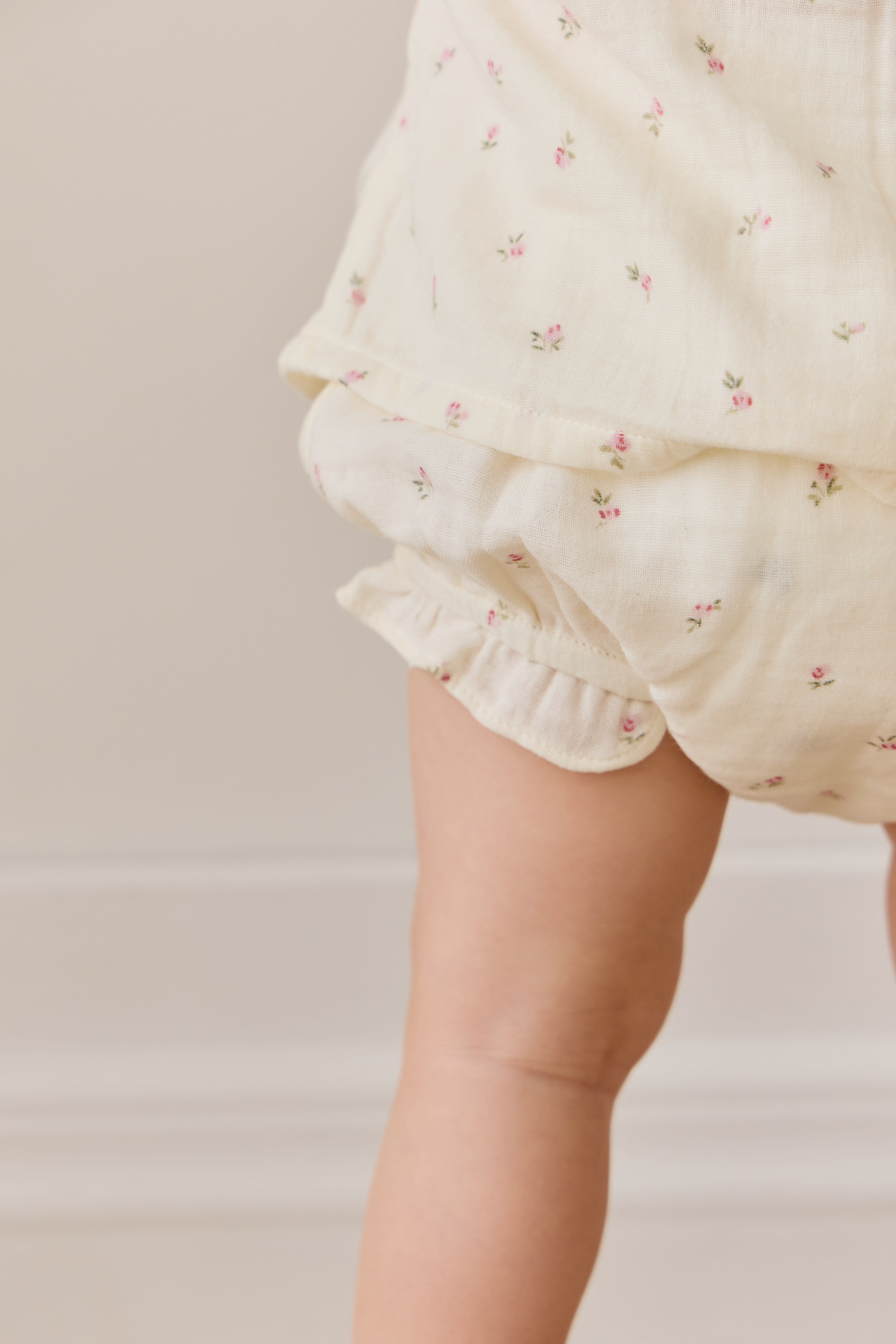 Bloomer en mousseline de coton biologique motif floral vintage Willow Rose avec bords volantés et taille élastiquée, pour bébés de 0 à 3 ans