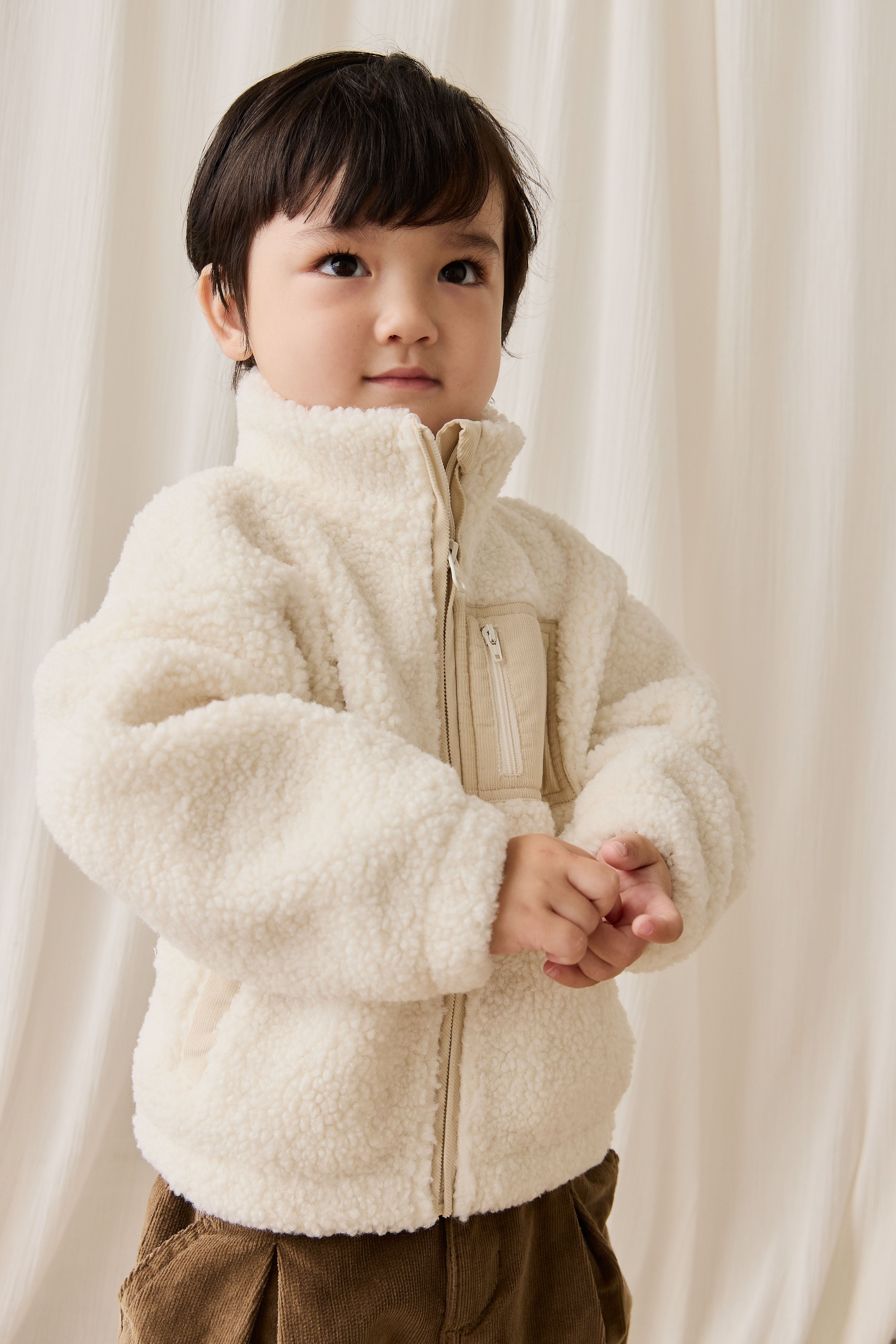 Veste douillette en sherpa polaire polyester recyclé naturel avec col montant et fermeture éclair pour les journées froides 6M–8Y