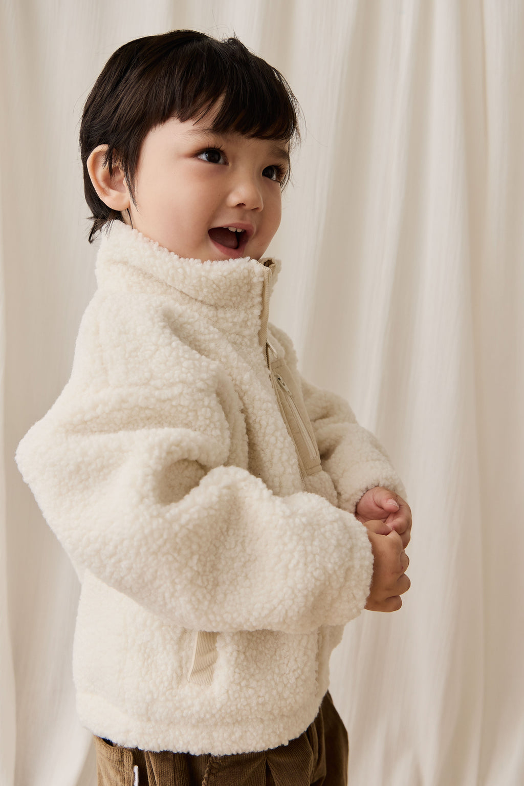 Veste douillette en sherpa polaire polyester recyclé naturel avec col montant et fermeture éclair pour les journées froides 6M–8Y
