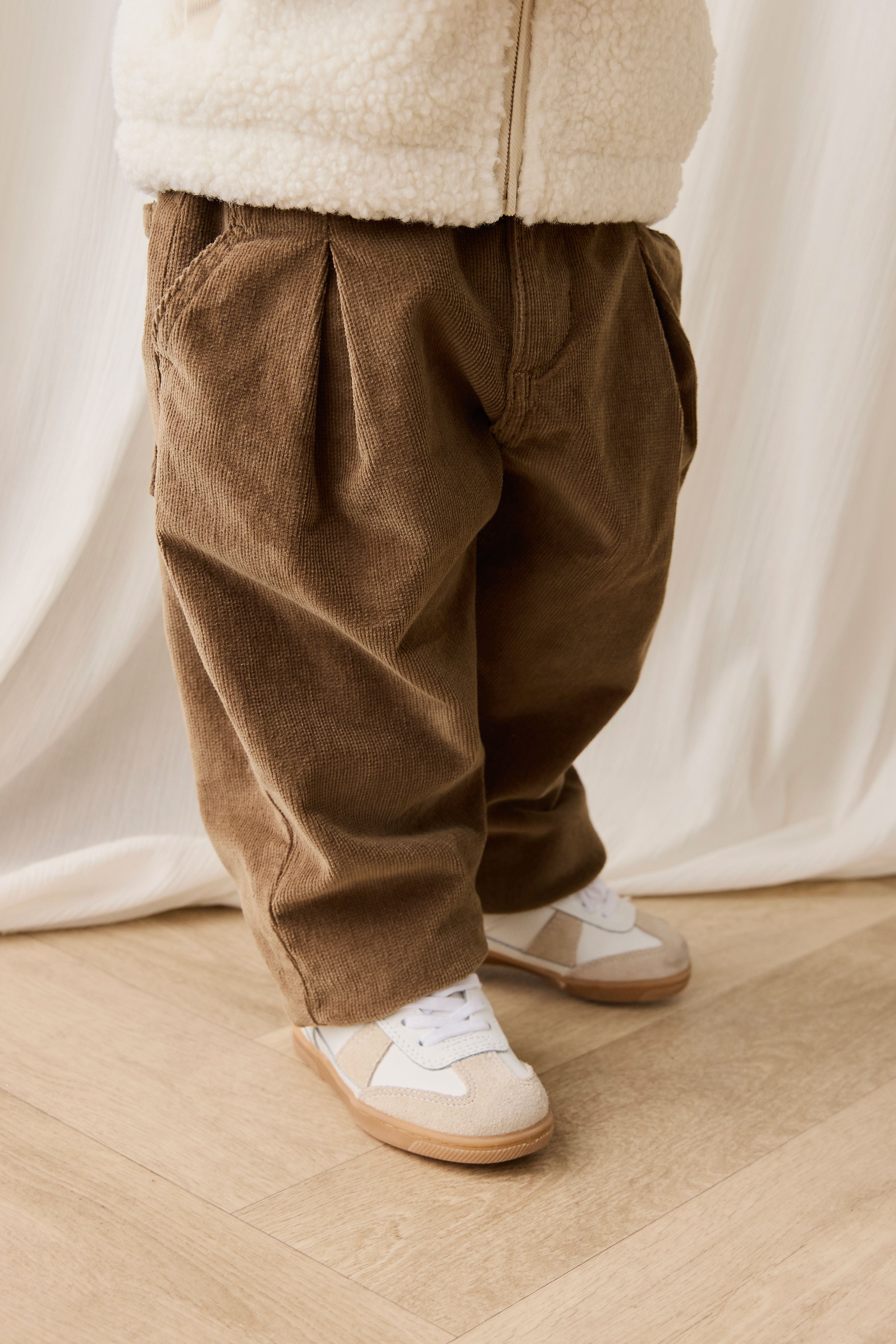 Pantalon raffiné en coton et élasthanne couleur pacane, taille plissée, pour tous les jours 6M–8A